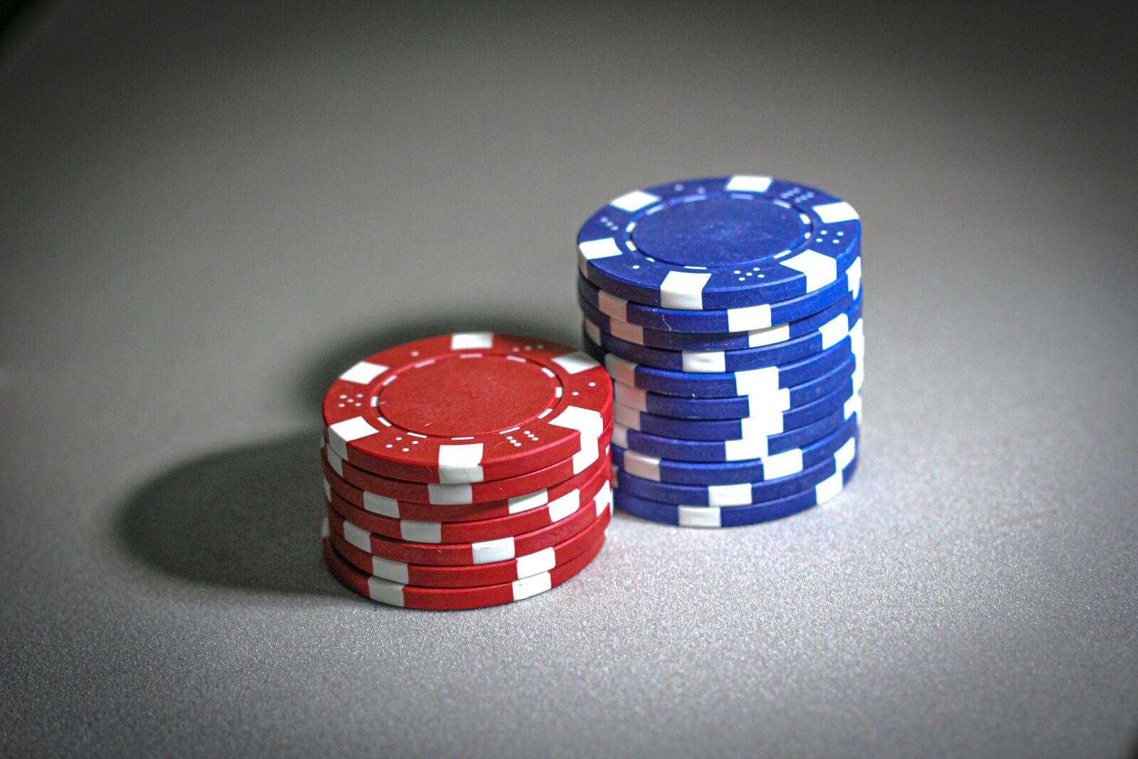 Canon EOS 550D (EOS Rebel T2i / EOS Kiss X4) + Canon EF 50mm F1.8 II sample photo. Poker, poker chips, casino photography