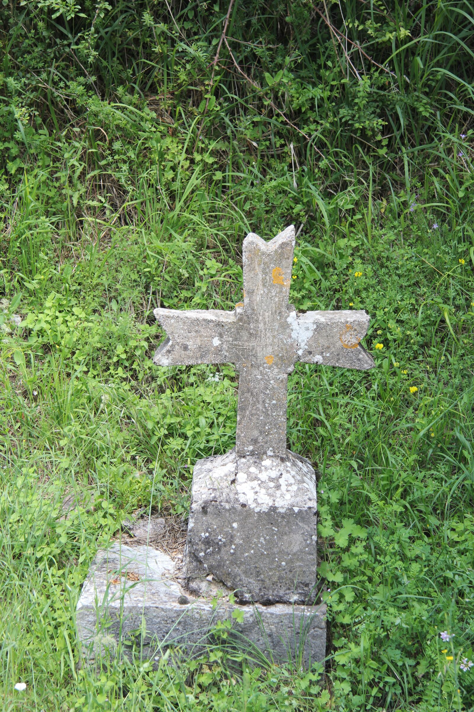 Canon EOS 550D (EOS Rebel T2i / EOS Kiss X4) sample photo. Grave, stone, cross photography