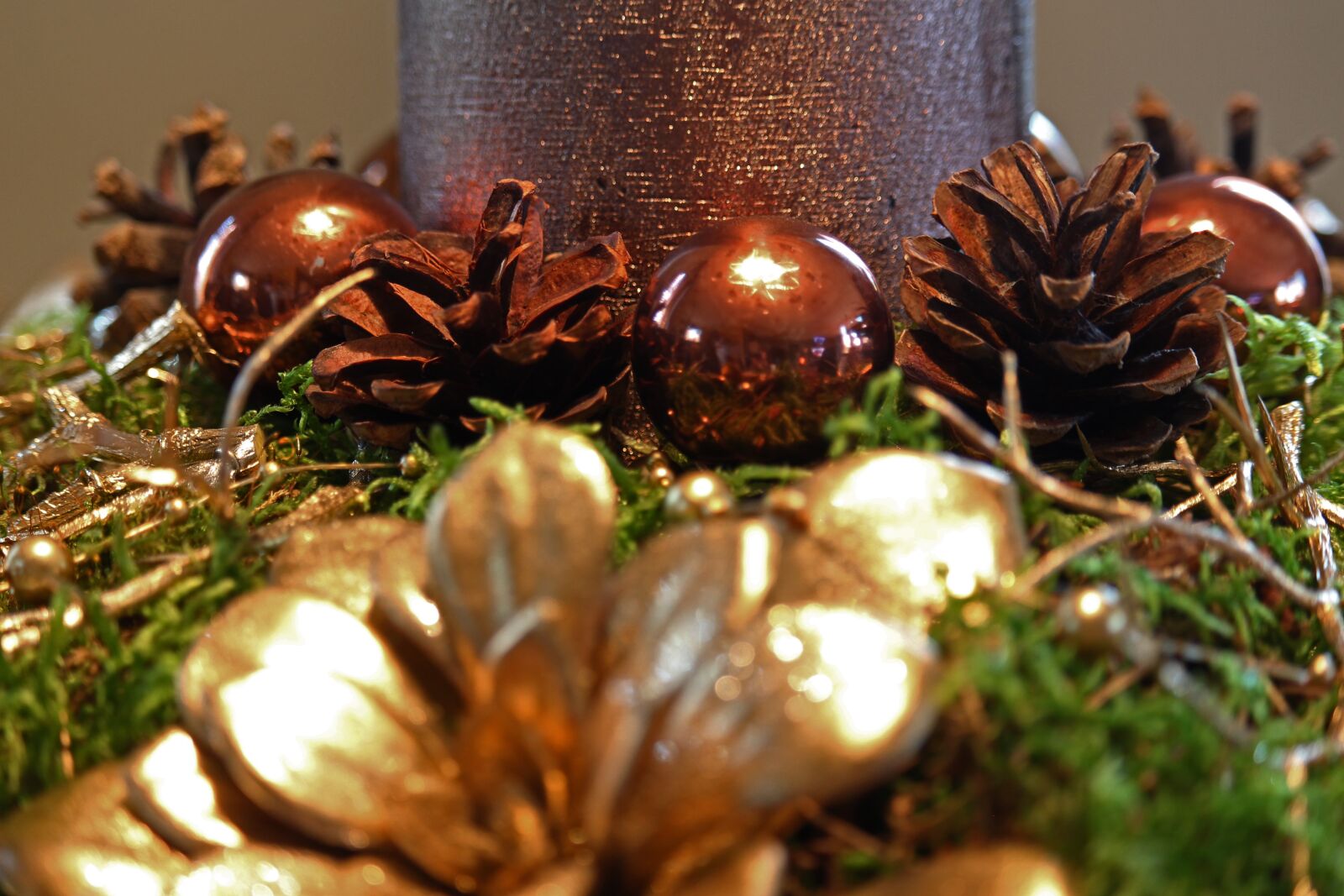 Canon EF-S 55-250mm F4-5.6 IS STM sample photo. Christmas, gold, decoration photography