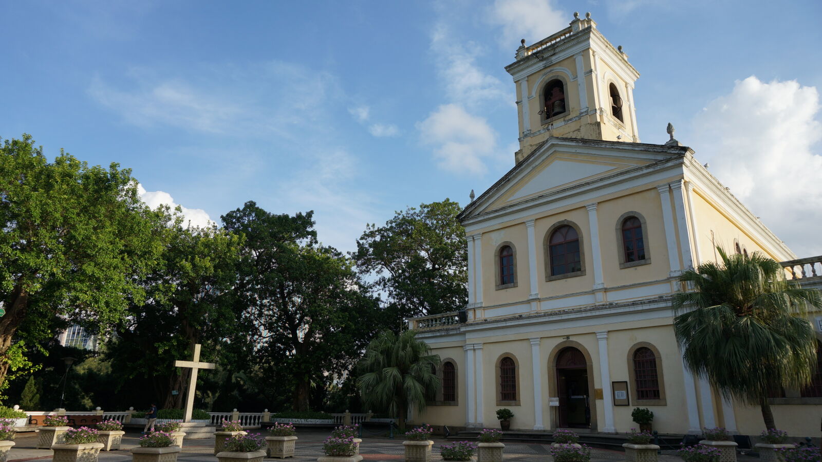 Sony E 16-50mm F3.5-5.6 PZ OSS sample photo. Building, church, architectural photography