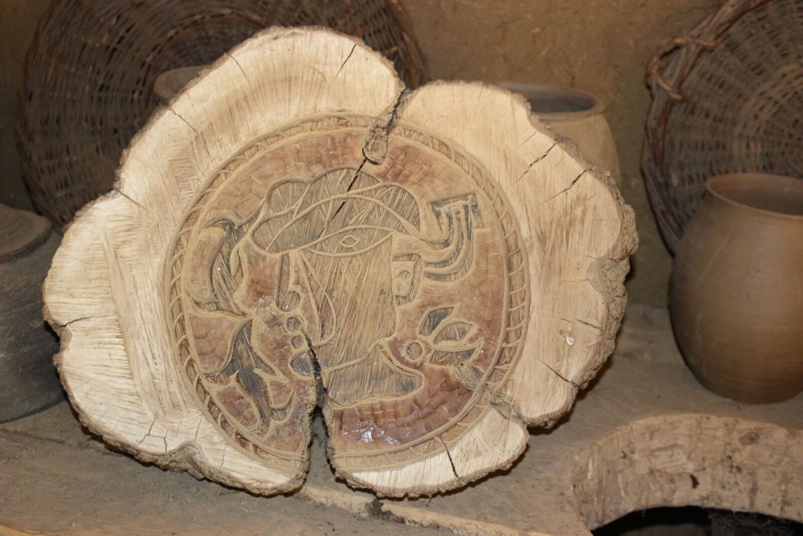 Canon EOS 100D (EOS Rebel SL1 / EOS Kiss X7) sample photo. Engraving, wood, ancient sculptures photography
