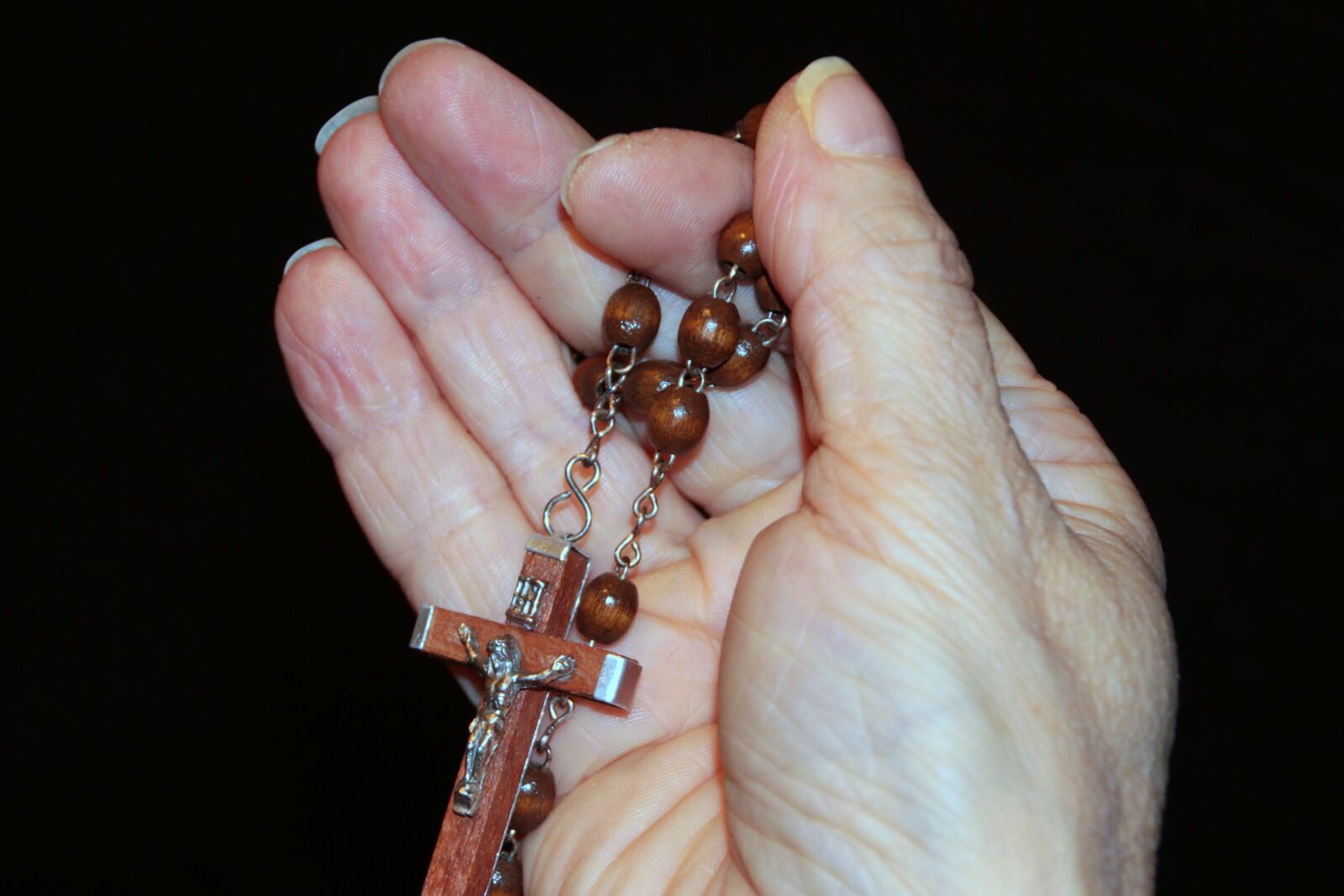 Canon EOS 650D (EOS Rebel T4i / EOS Kiss X6i) sample photo. Pray, rosary, religion photography