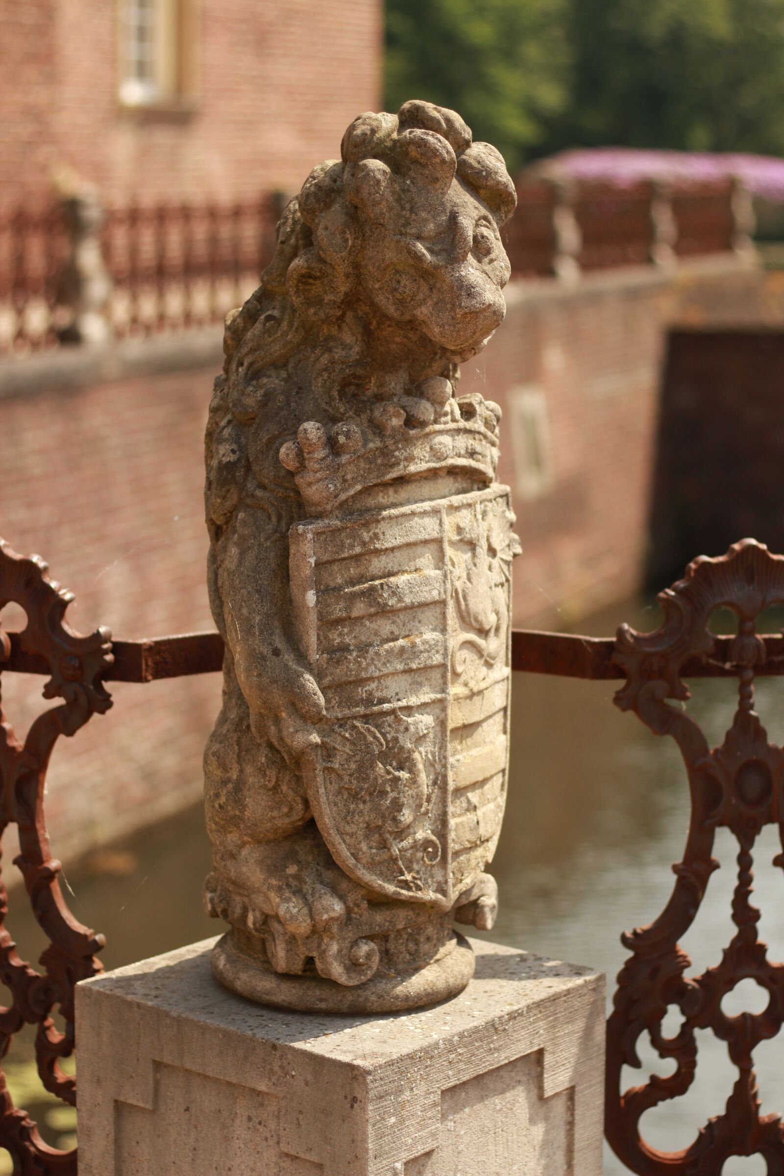 Canon EOS 700D (EOS Rebel T5i / EOS Kiss X7i) + Canon EF 50mm F1.8 STM sample photo. Stone figure, old, sculpture photography