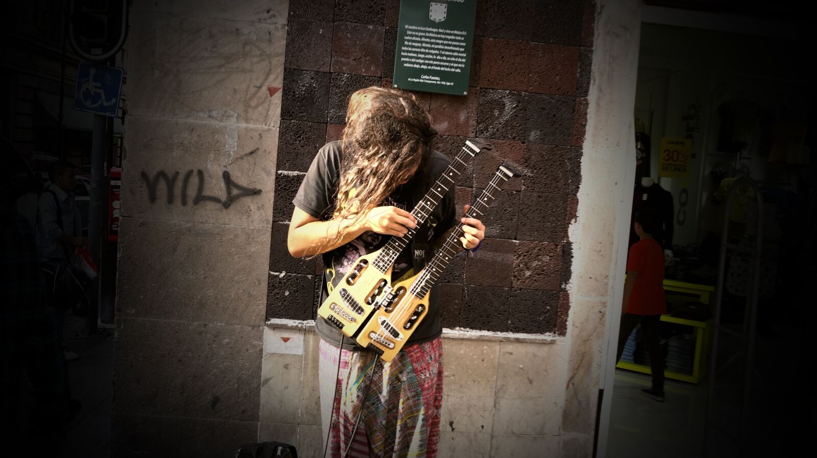 Sony DT 18-55mm F3.5-5.6 SAM II sample photo. Style, guitar, street photography