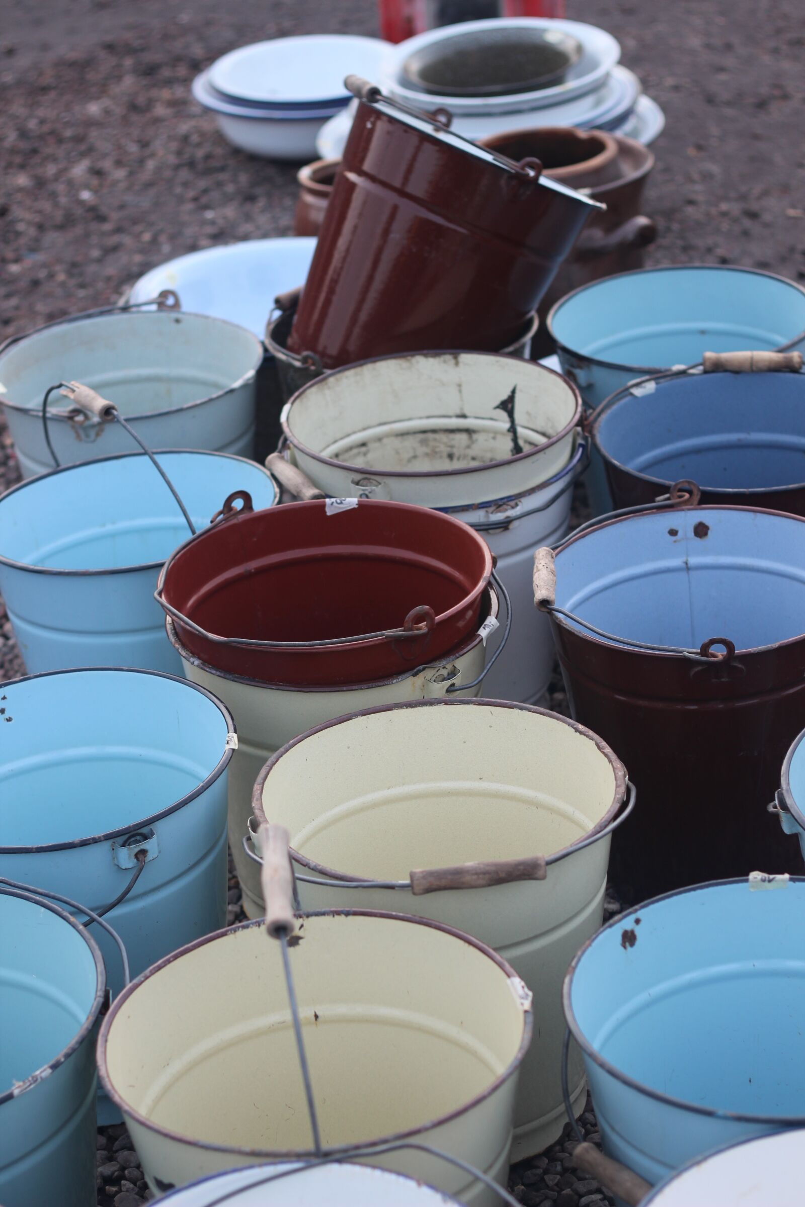 Canon EOS 600D (Rebel EOS T3i / EOS Kiss X5) + Canon EF 50mm F1.8 II sample photo. Bucket, shape, crowd photography