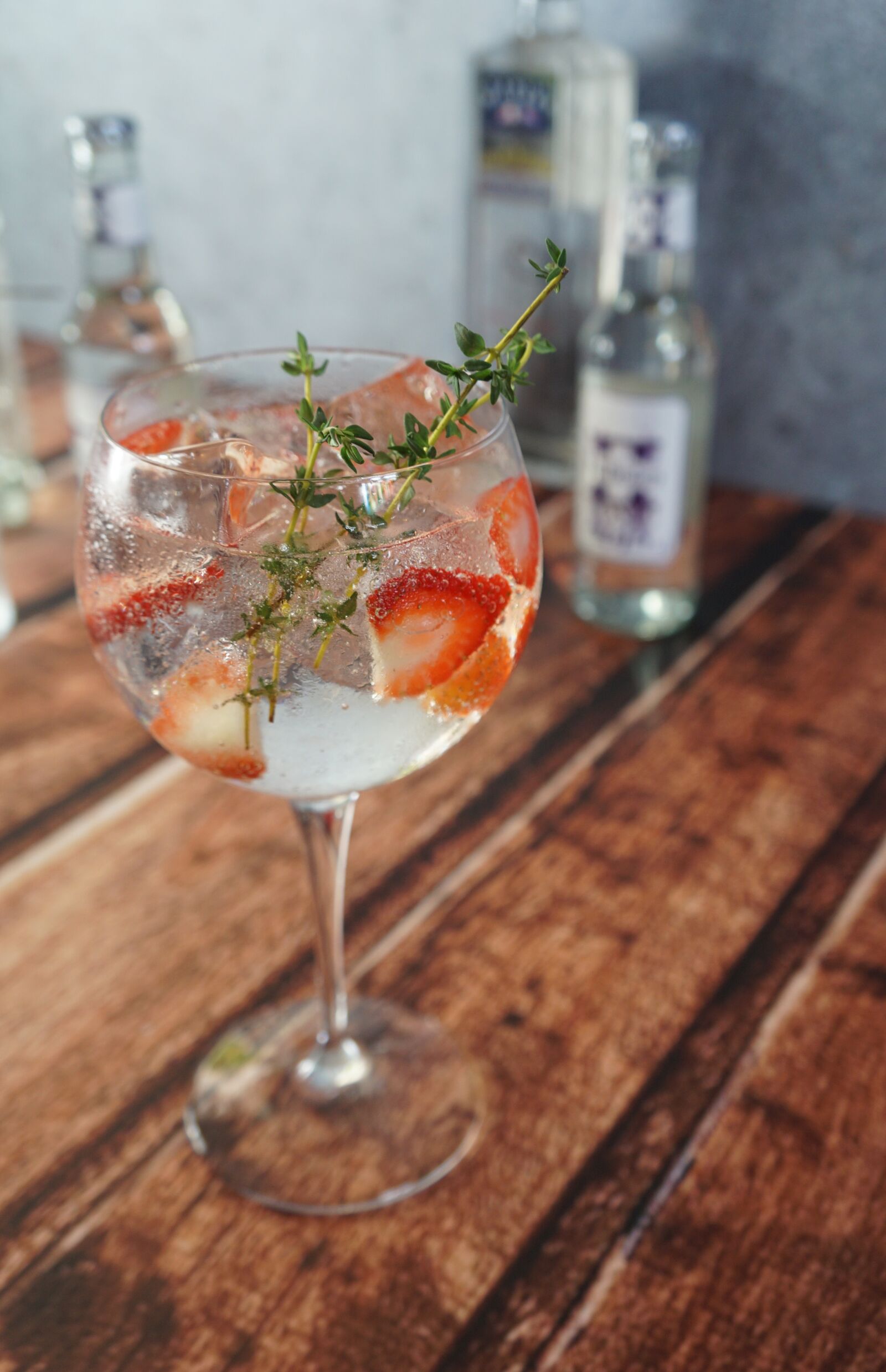 Sony a6000 + Sony E 18-55mm F3.5-5.6 OSS sample photo. Gin tonic, cocktails, summer photography