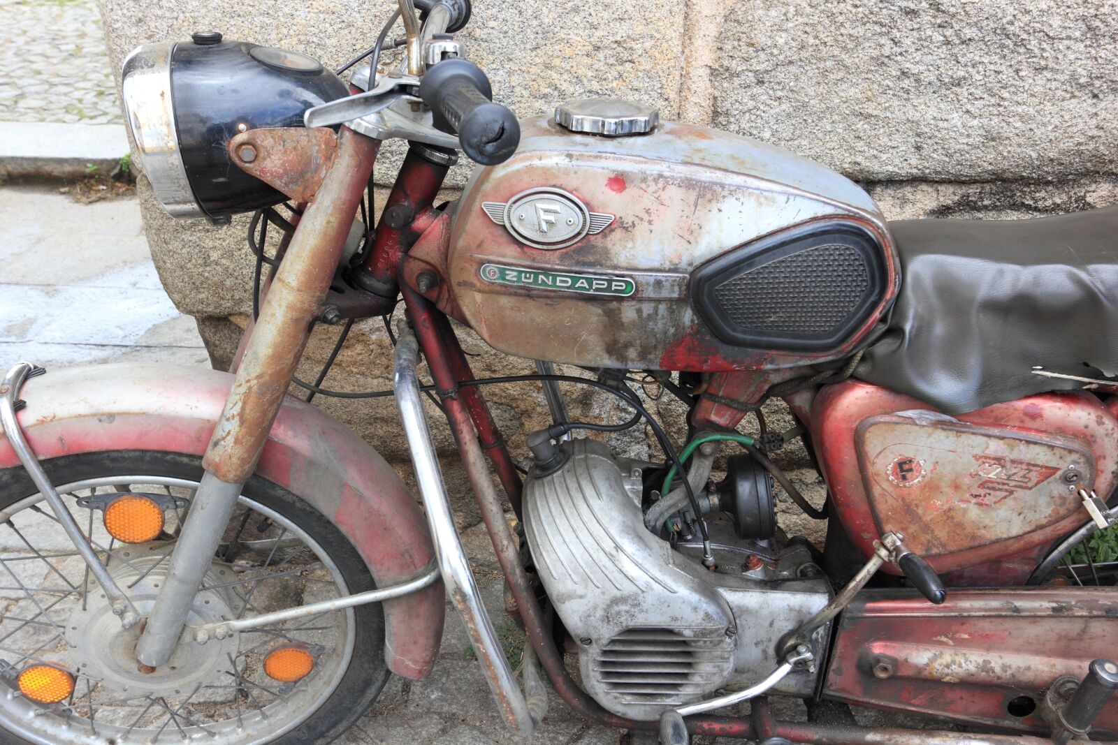 Canon EOS 550D (EOS Rebel T2i / EOS Kiss X4) sample photo. Portugal, evora, moped photography