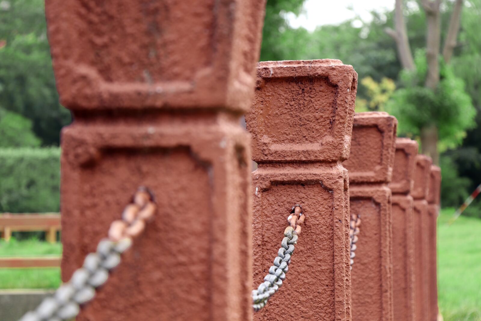Canon EOS 77D (EOS 9000D / EOS 770D) sample photo. Railing, chain, park photography