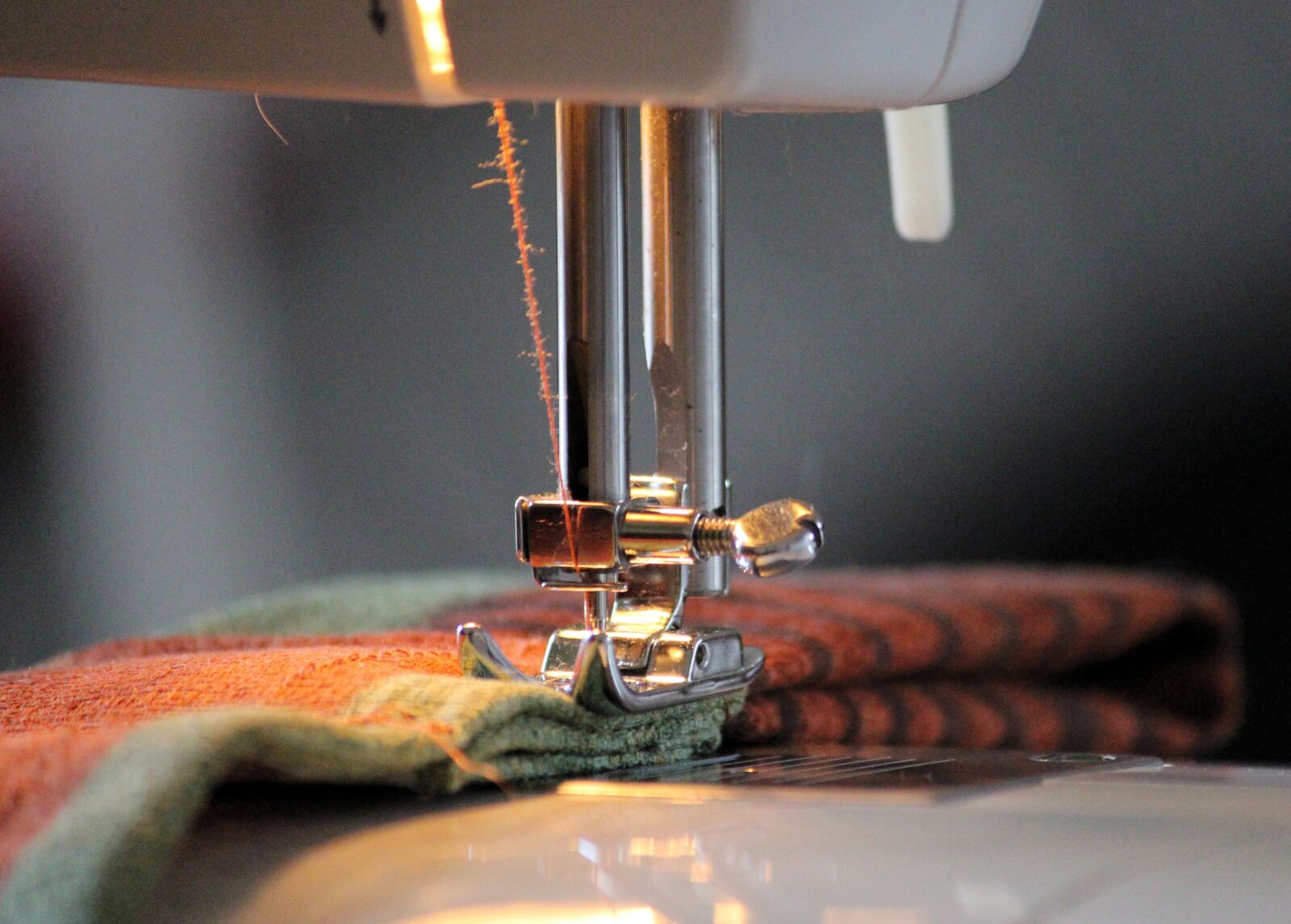 Canon EOS 650D (EOS Rebel T4i / EOS Kiss X6i) sample photo. Sewing machine, foot, yarn photography