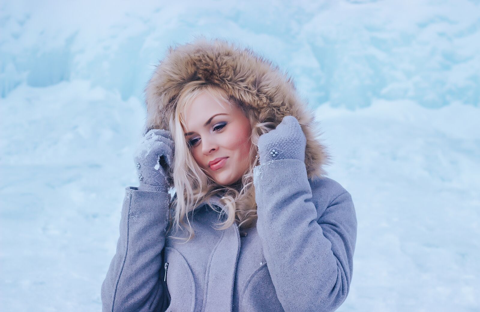 Canon EOS 600D (Rebel EOS T3i / EOS Kiss X5) + Canon EF 50mm F1.8 STM sample photo. Beauty in the snow photography