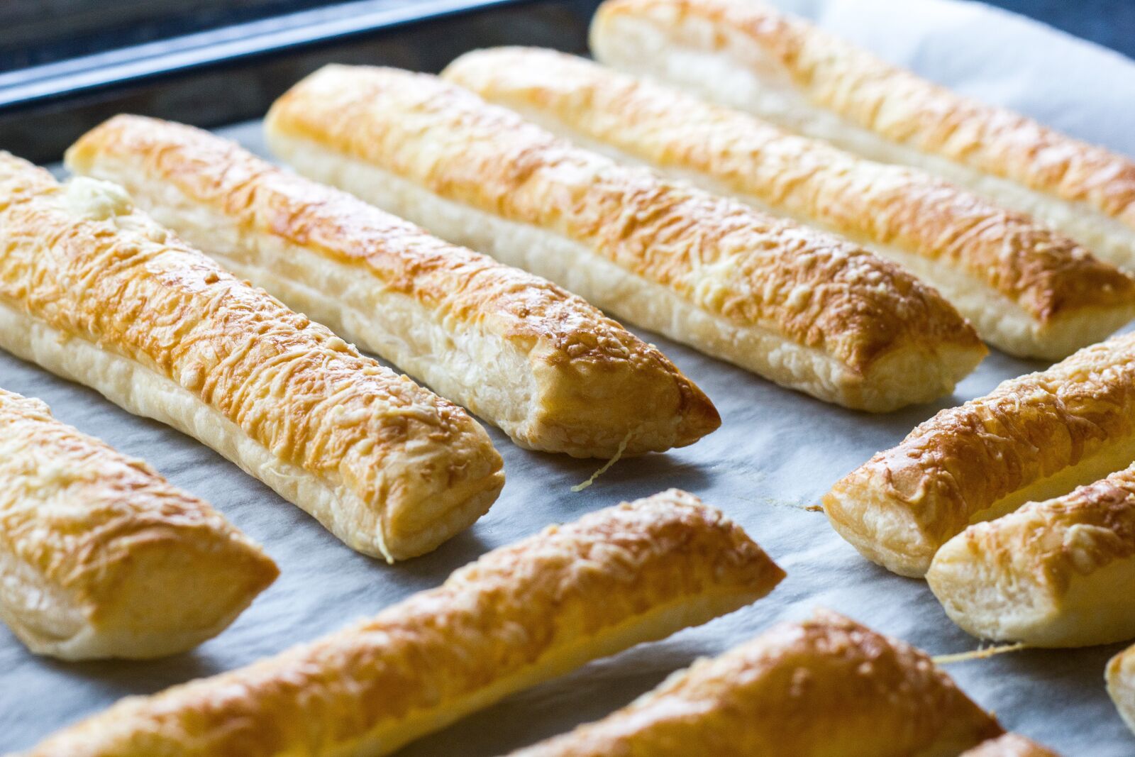 Canon EOS 550D (EOS Rebel T2i / EOS Kiss X4) sample photo. Cheesy, party, baking photography