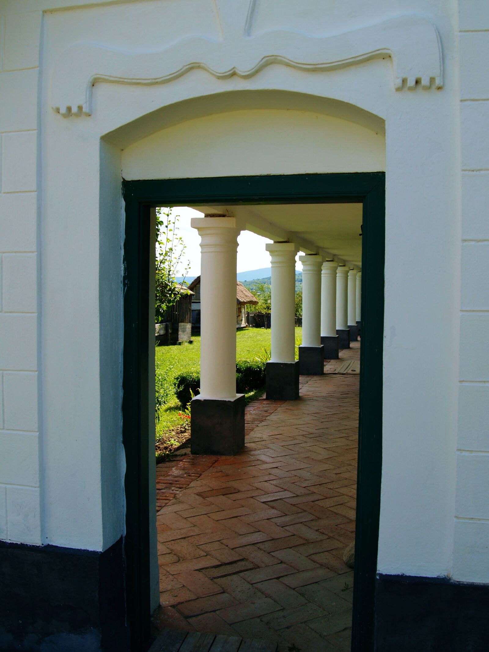 Olympus E-330 (EVOLT E-330) sample photo. Door, pillar, architecture photography