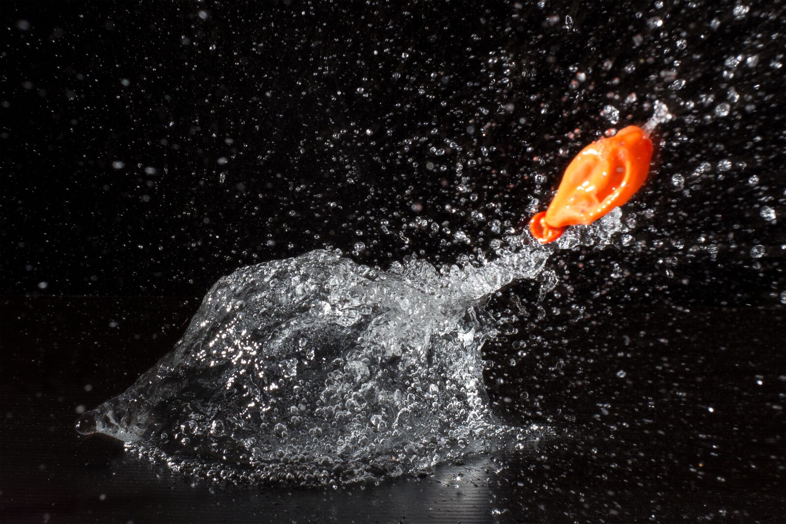 Canon EOS 600D (Rebel EOS T3i / EOS Kiss X5) + Canon EF 50mm F1.4 USM sample photo. Water, splash, wet photography
