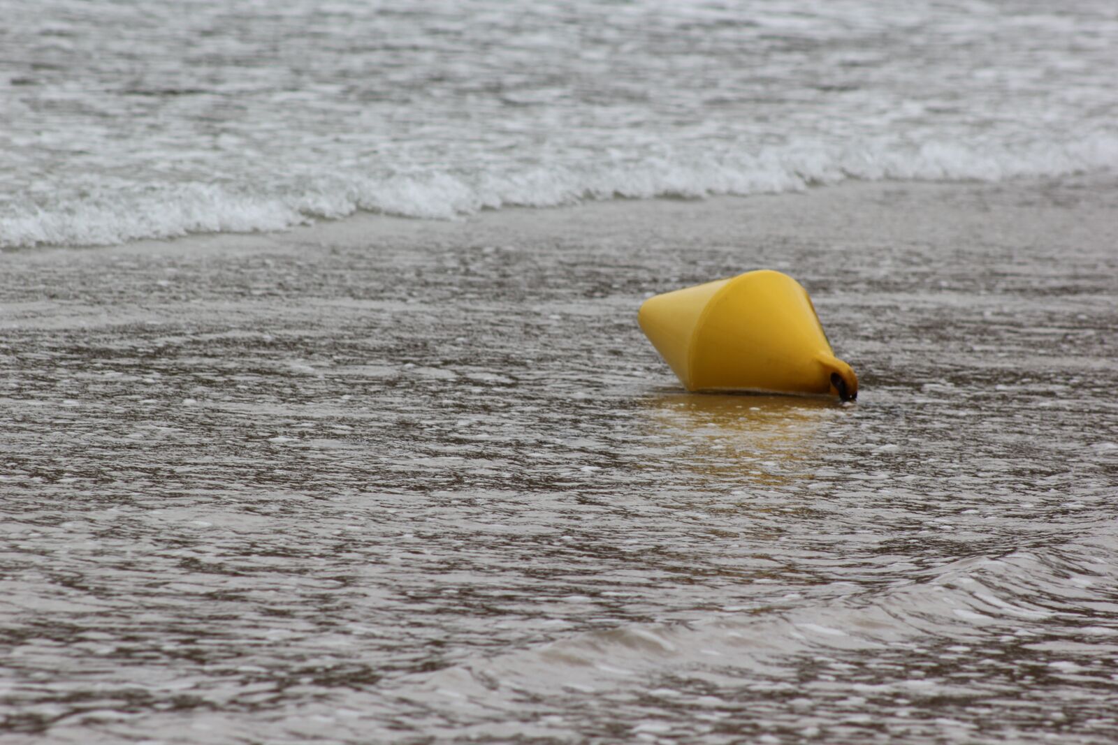 Canon EOS 550D (EOS Rebel T2i / EOS Kiss X4) sample photo. Buoy, sand, sea photography