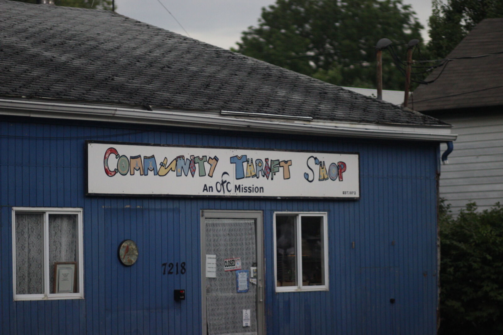 Canon EF 85mm F1.8 USM sample photo. Shop, store photography