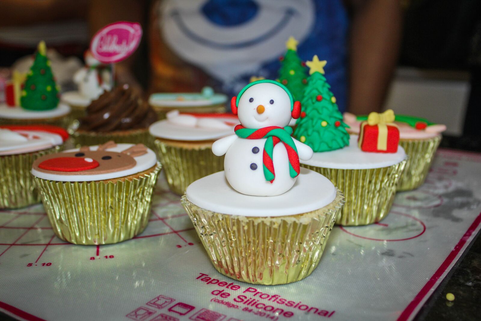 Canon EOS 1300D (EOS Rebel T6 / EOS Kiss X80) sample photo. Cupcake, snowman, snow photography