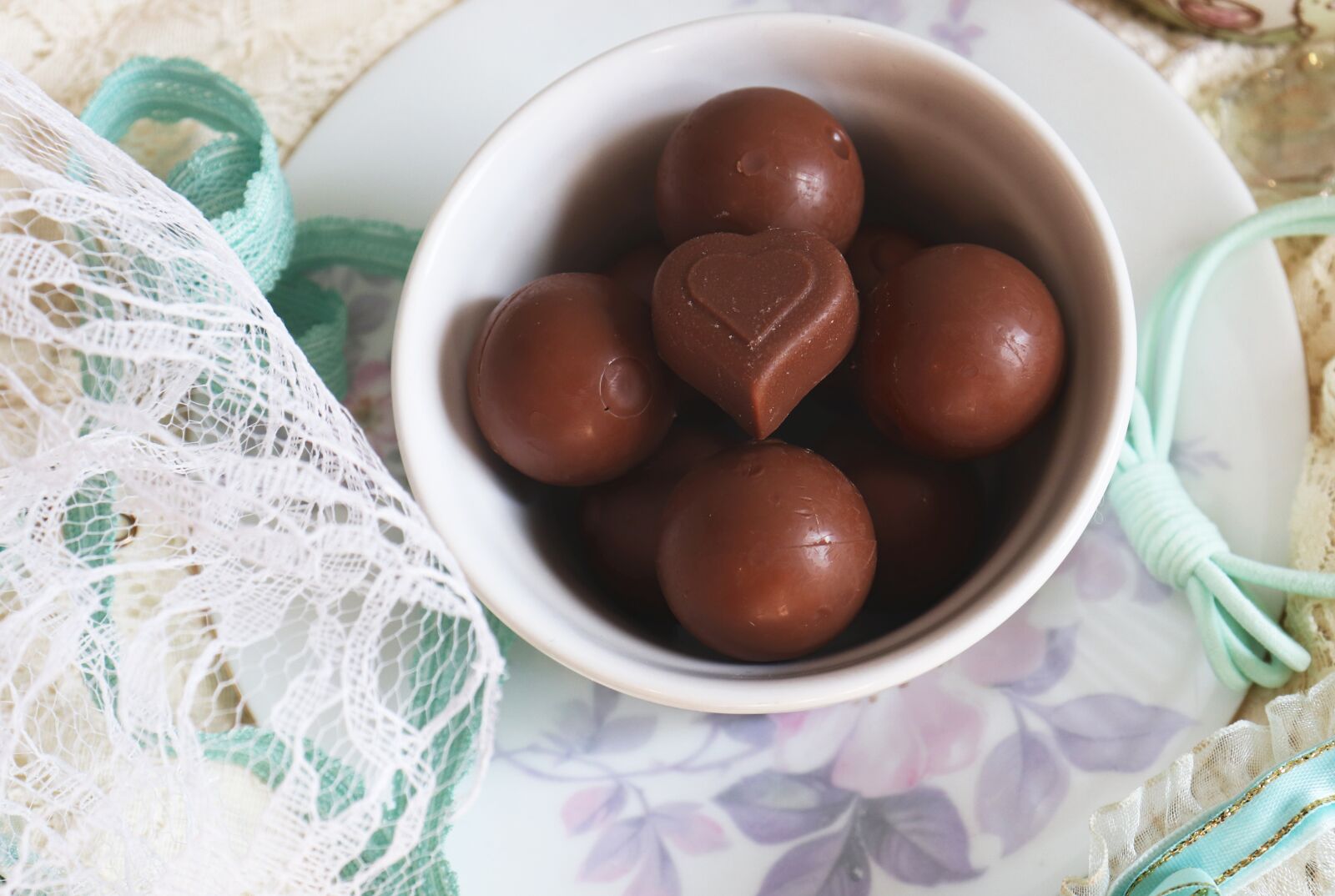 Canon EOS 77D (EOS 9000D / EOS 770D) sample photo. Chocolate, bright, sweets photography