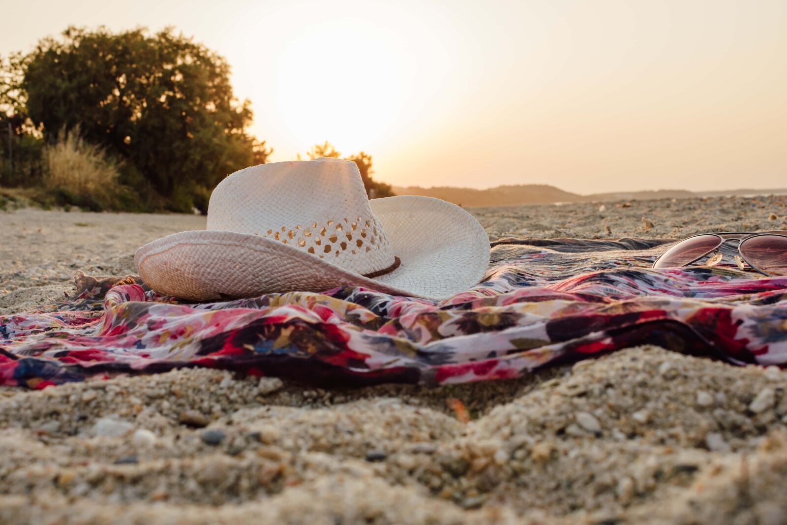 Canon EF-S 18-55mm F3.5-5.6 IS sample photo. Sand, hat, beach, sunglasses photography