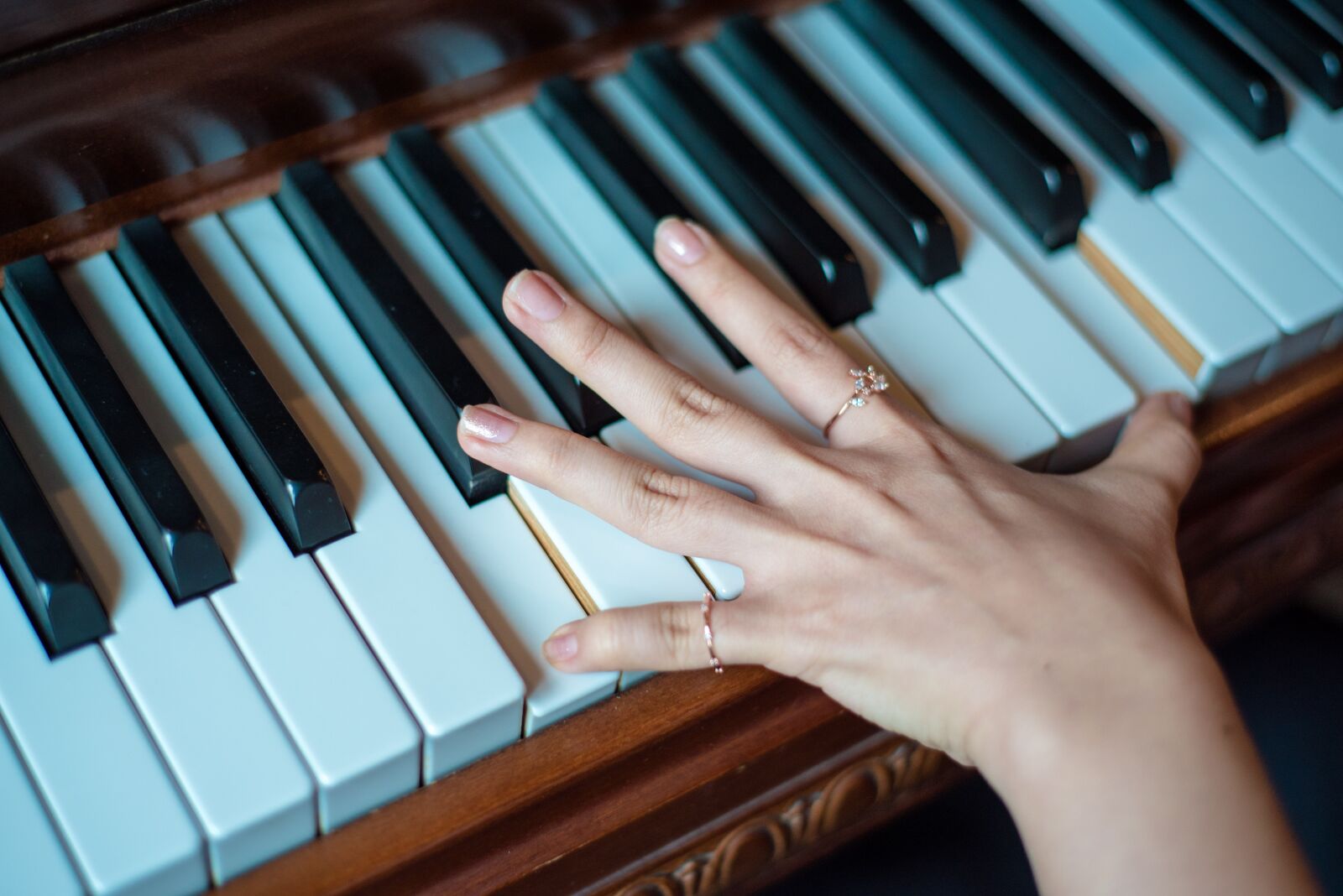 Nikon D750 sample photo. Piano, hand, music photography