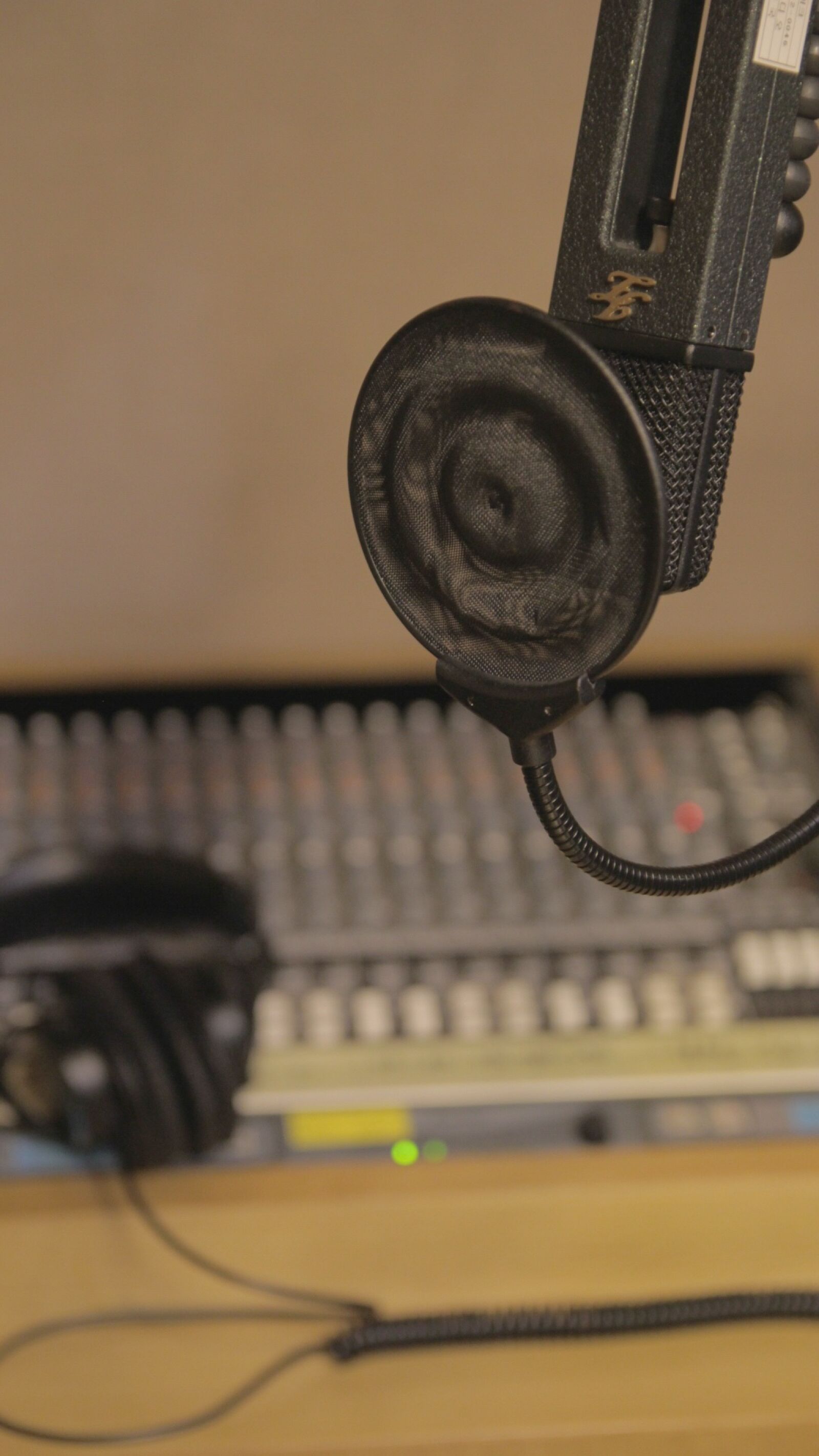 Canon EOS 60D sample photo. Mike, sound system, podcast photography