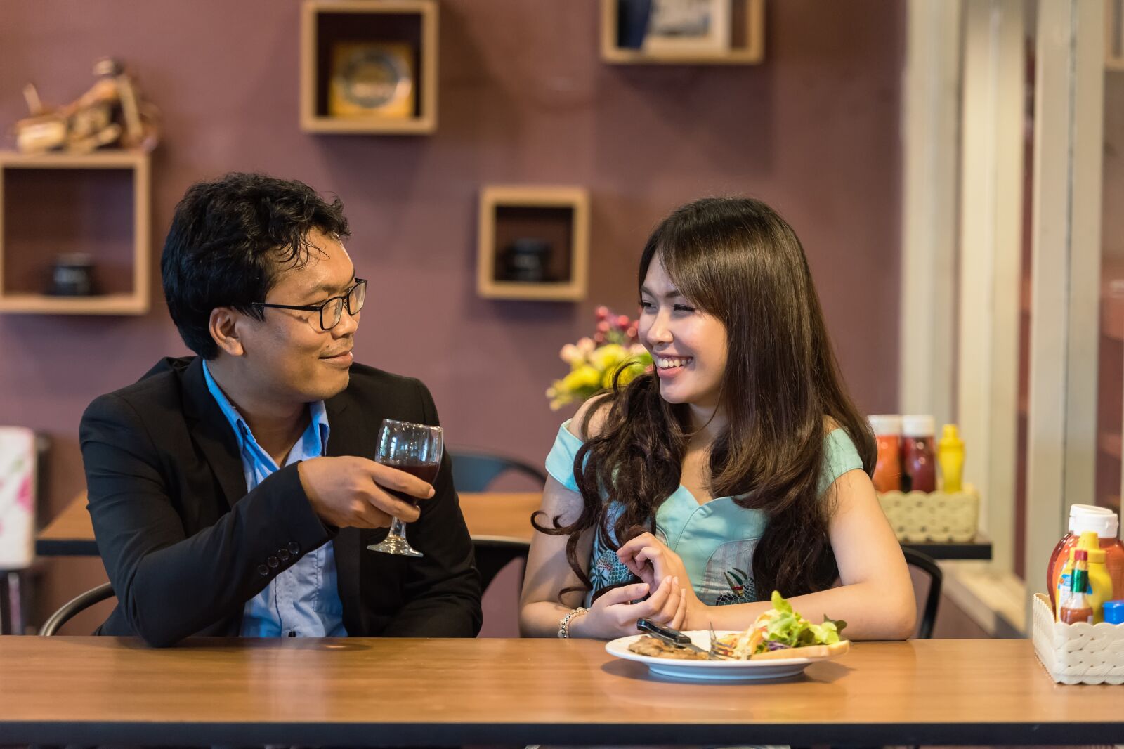 Nikon D810 sample photo. Restaurant, flirting, couple photography