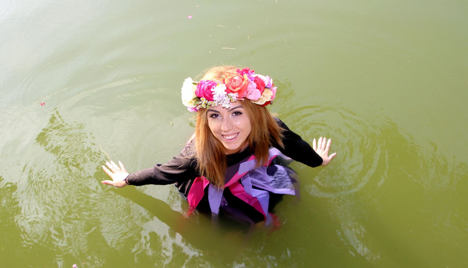 Canon EOS 700D (EOS Rebel T5i / EOS Kiss X7i) sample photo. Girl, wreath, water photography