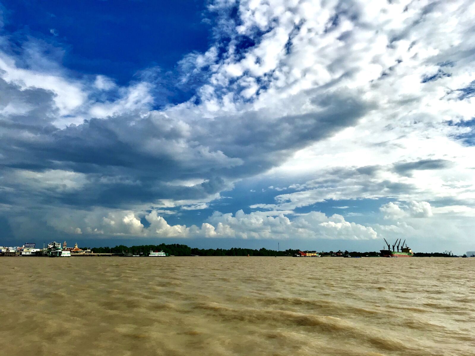 iPhone 7 back camera 3.99mm f/1.8 sample photo. Water, ferry, ship photography