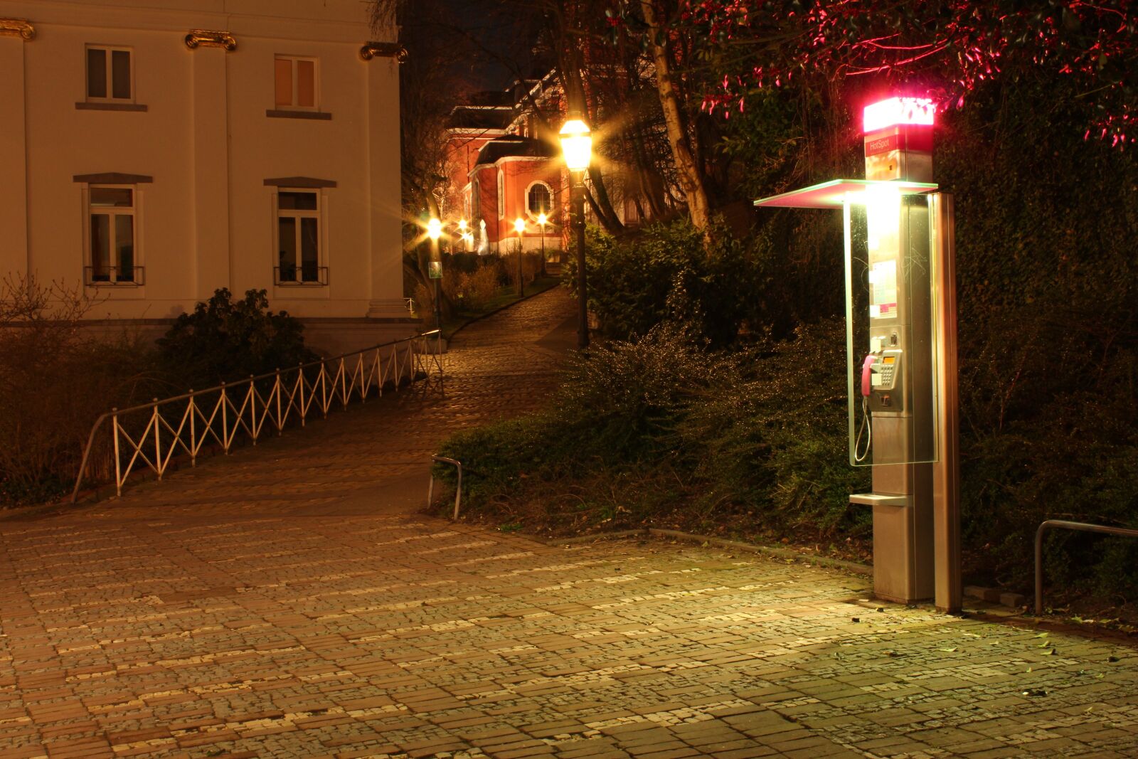 Canon EOS 600D (Rebel EOS T3i / EOS Kiss X5) sample photo. Phone booth, night, long photography