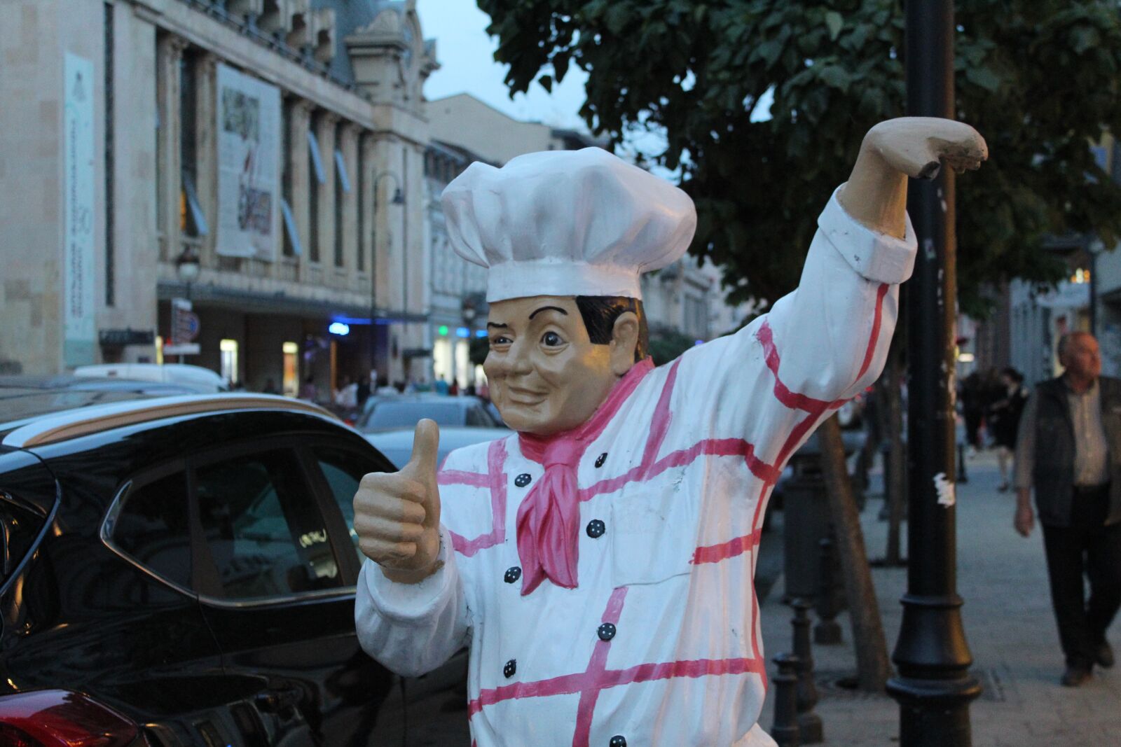 Canon EOS 1300D (EOS Rebel T6 / EOS Kiss X80) sample photo. Chef, chef statue, restaurant photography
