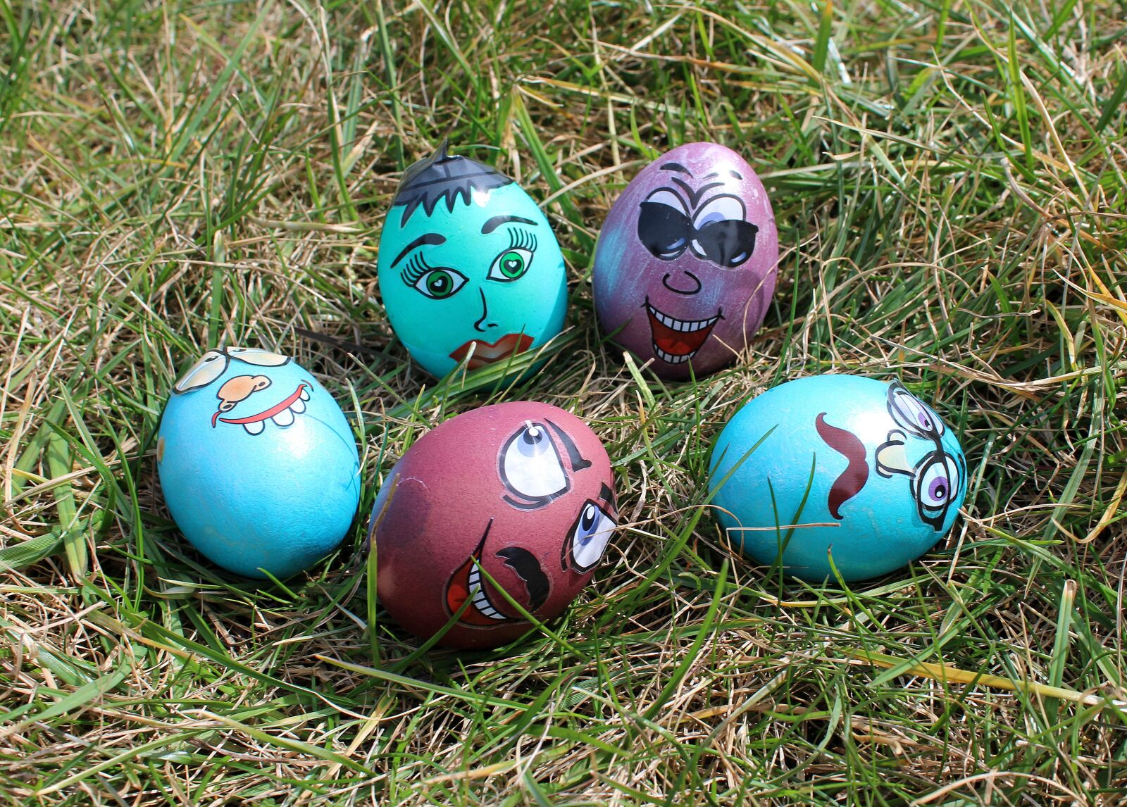 Canon EOS 1200D (EOS Rebel T5 / EOS Kiss X70 / EOS Hi) sample photo. Easter, lawn, easter egg photography