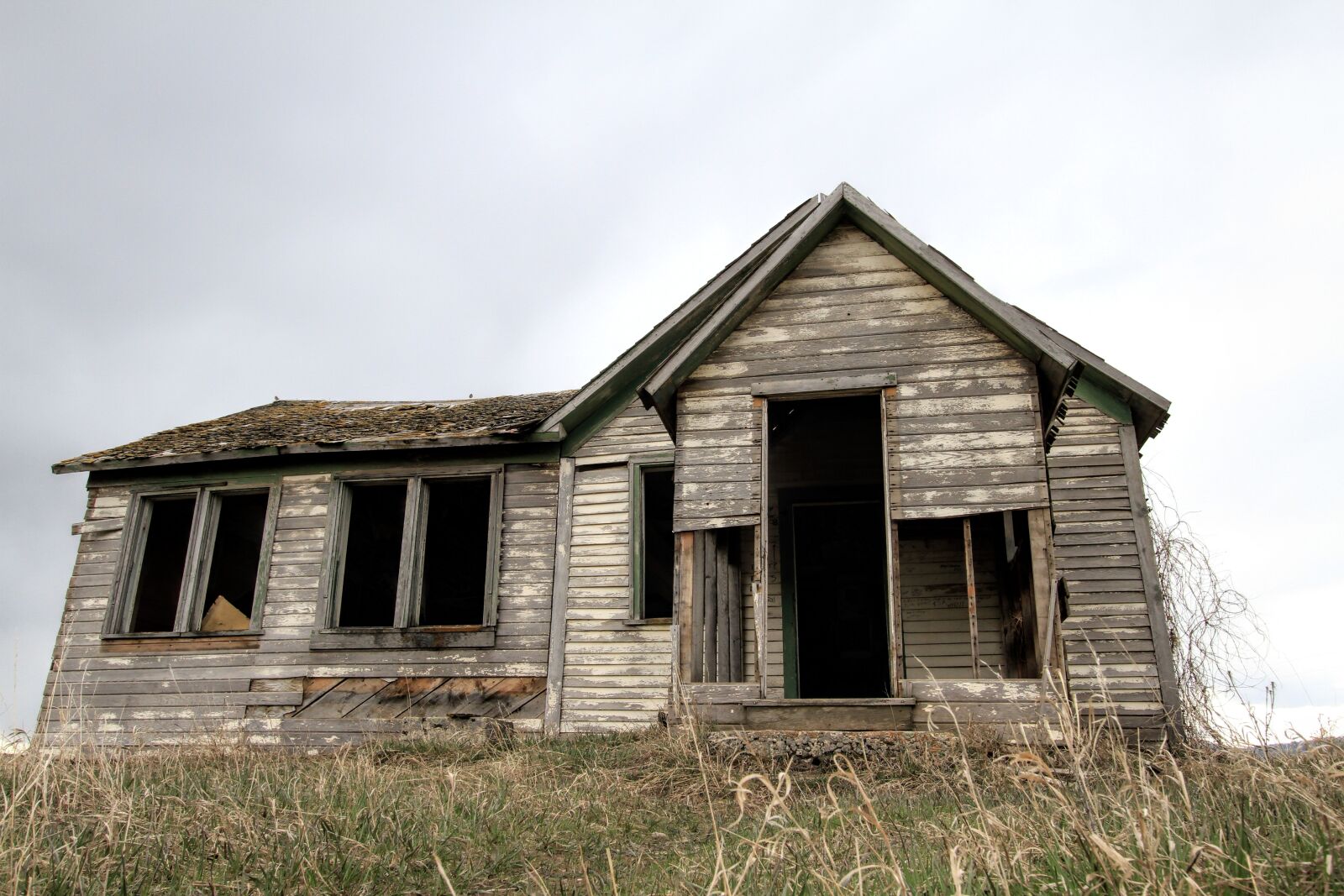 Canon EF-S 10-22mm F3.5-4.5 USM sample photo. Old farm house, decay photography