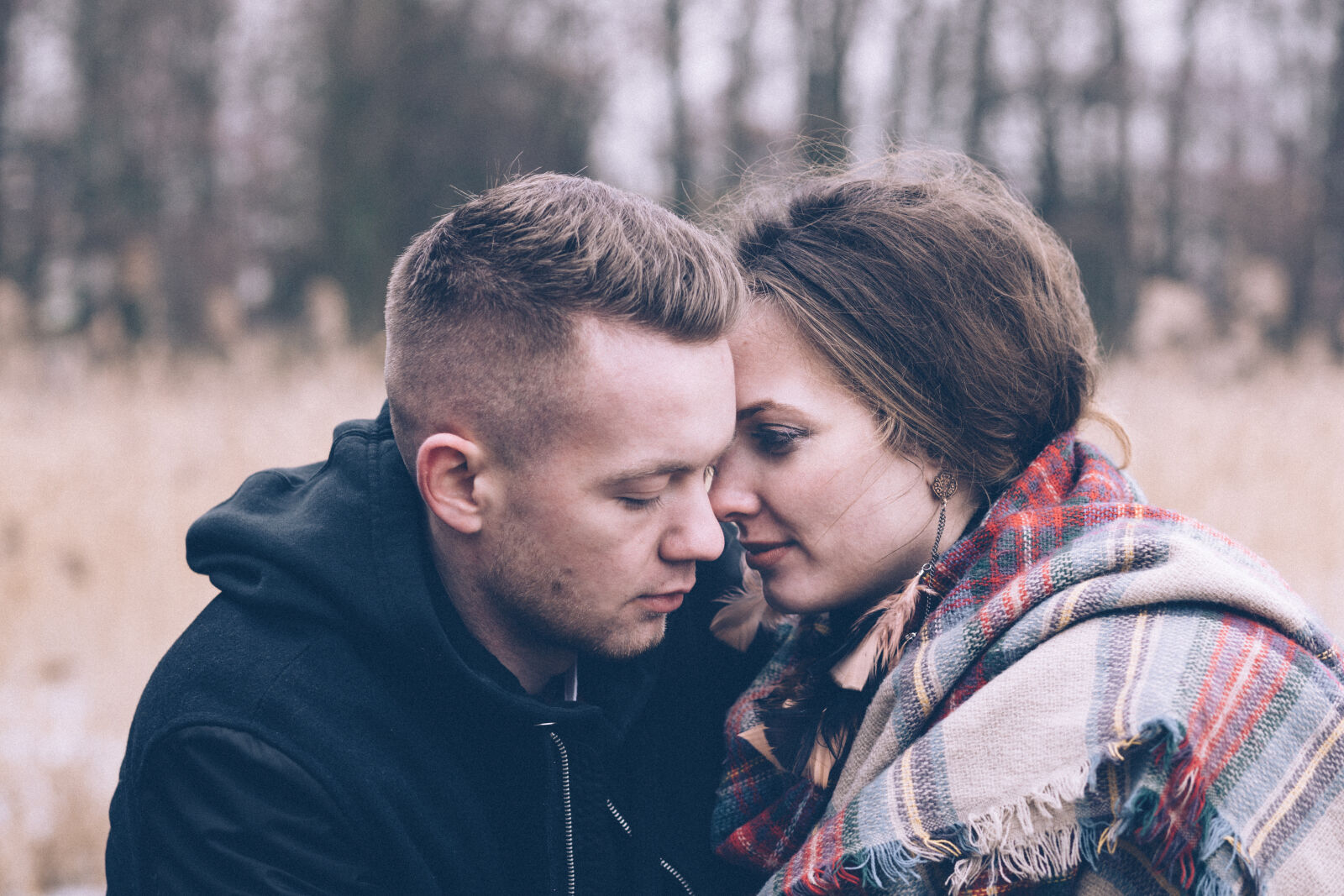 Canon EF 85mm F1.8 USM sample photo. Adults, affection, caring, cold photography