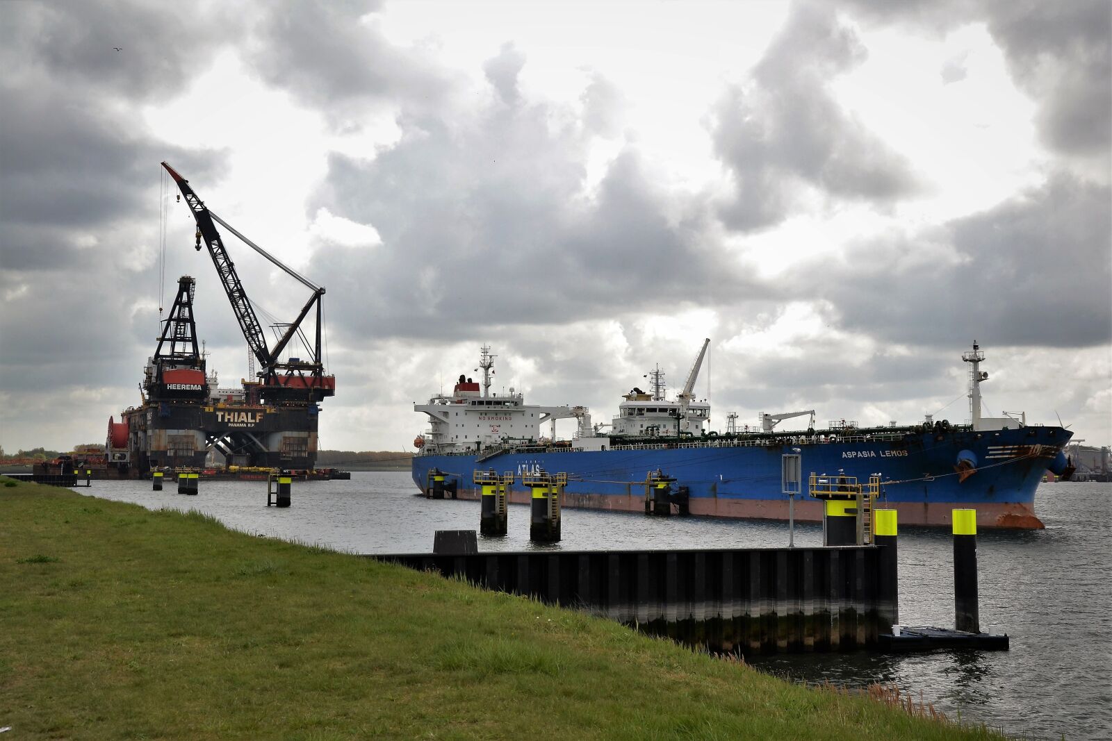 Nikon D3100 sample photo. Ship, oil rig, rotterdam photography