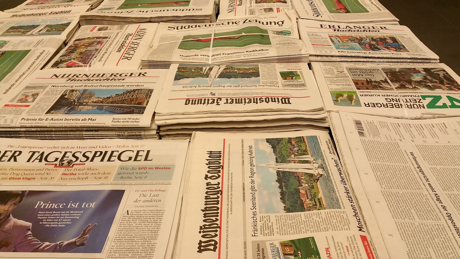 Samsung Galaxy Note4 sample photo. Newspapers, news, press photography