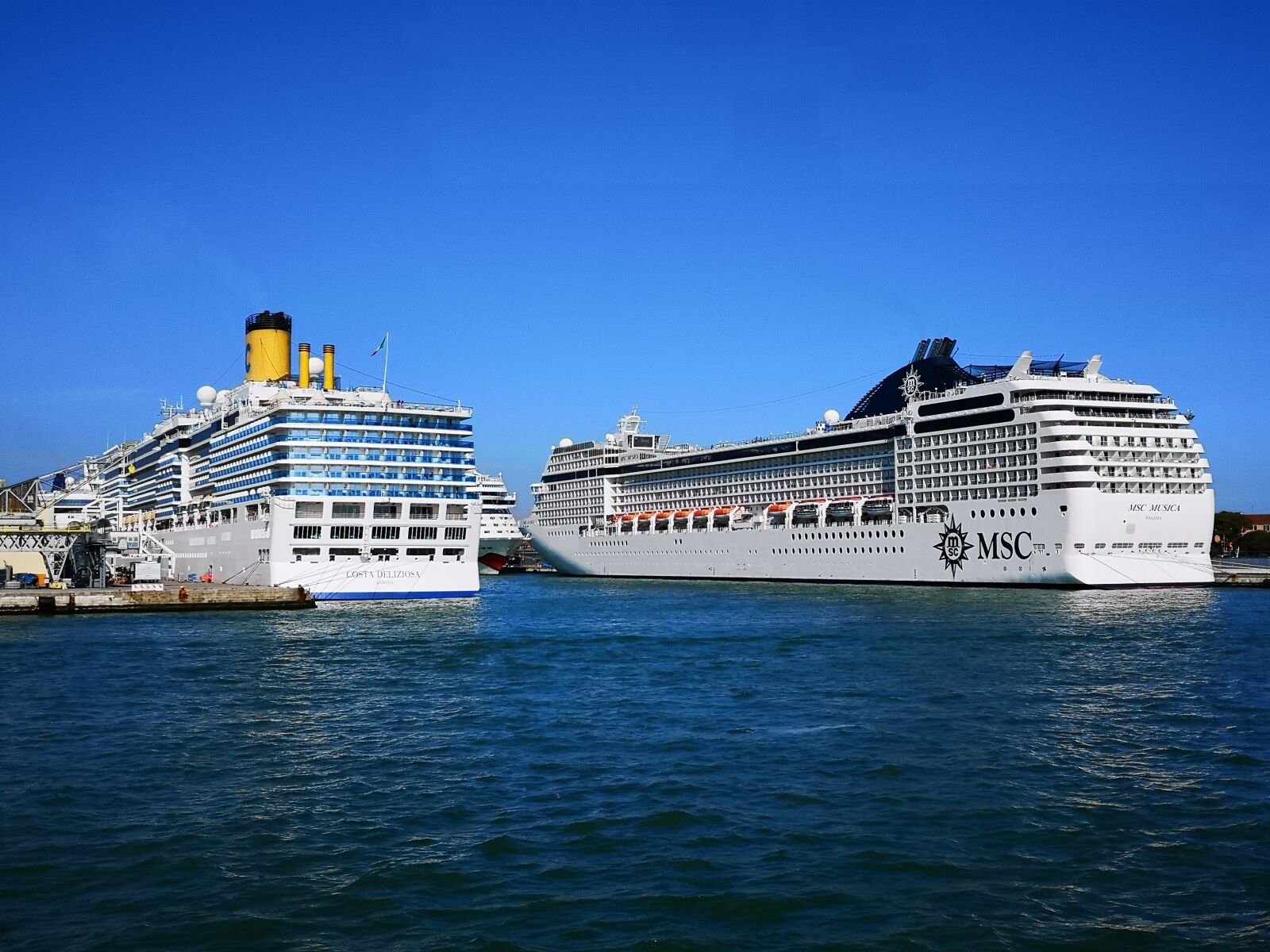 HUAWEI CLT-L29 sample photo. Cruisers, cruise ships, port photography