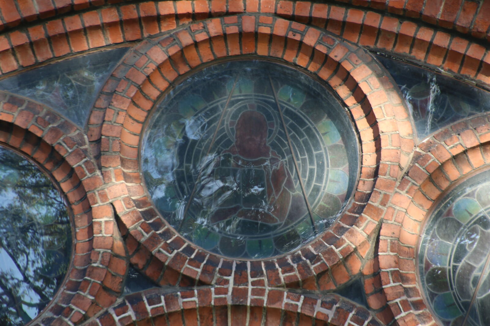 Canon EOS 7D Mark II sample photo. Bricks, church, circle, red photography