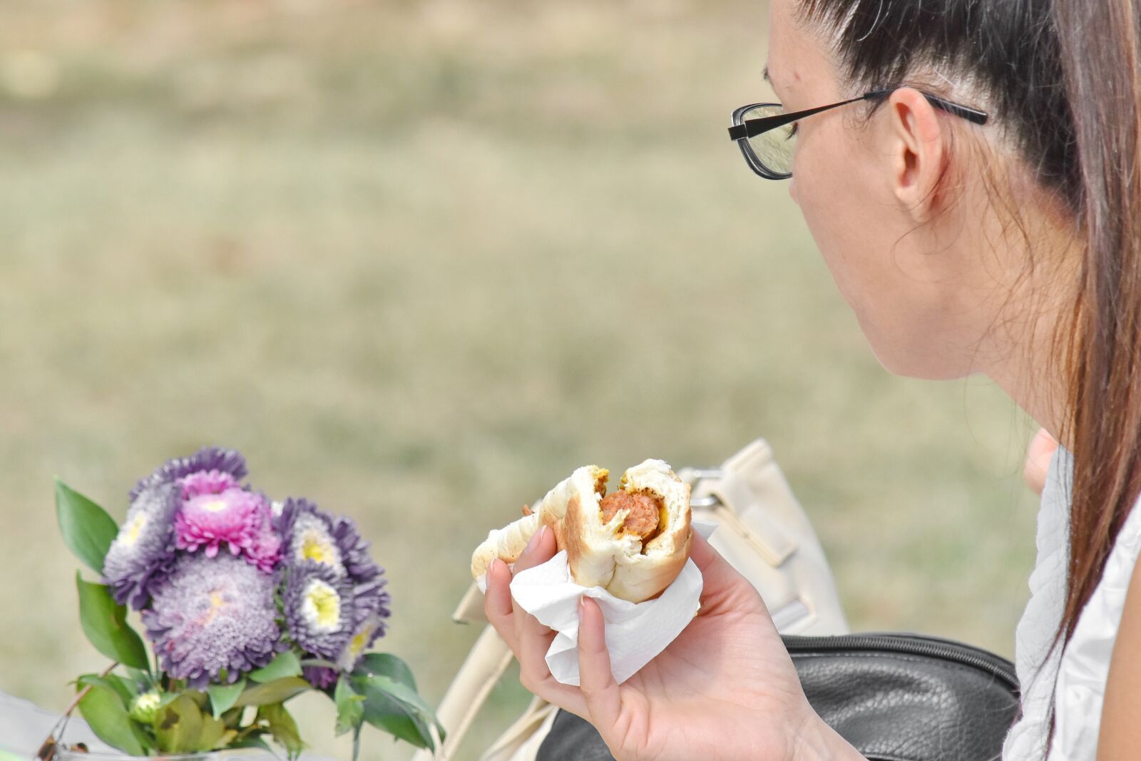 Nikon D5500 sample photo. Eating, outdoor, pretty girl photography