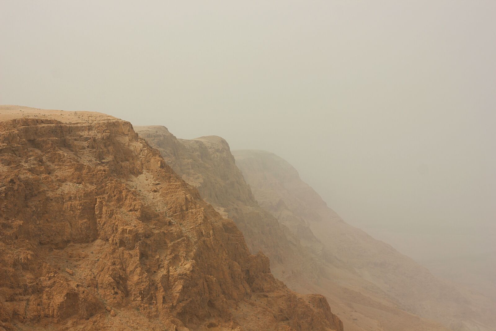 Canon EOS 600D (Rebel EOS T3i / EOS Kiss X5) + Canon EF 50mm F1.8 II sample photo. Mountains, yellow, landscape photography