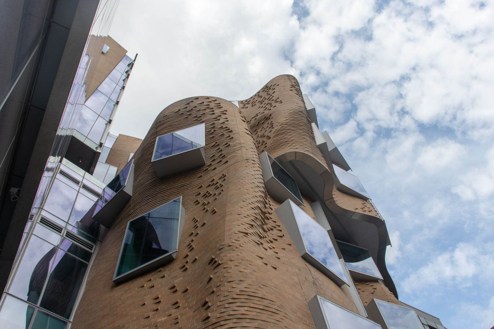 Canon EOS 200D (EOS Rebel SL2 / EOS Kiss X9) sample photo. Frank, gehry, building photography