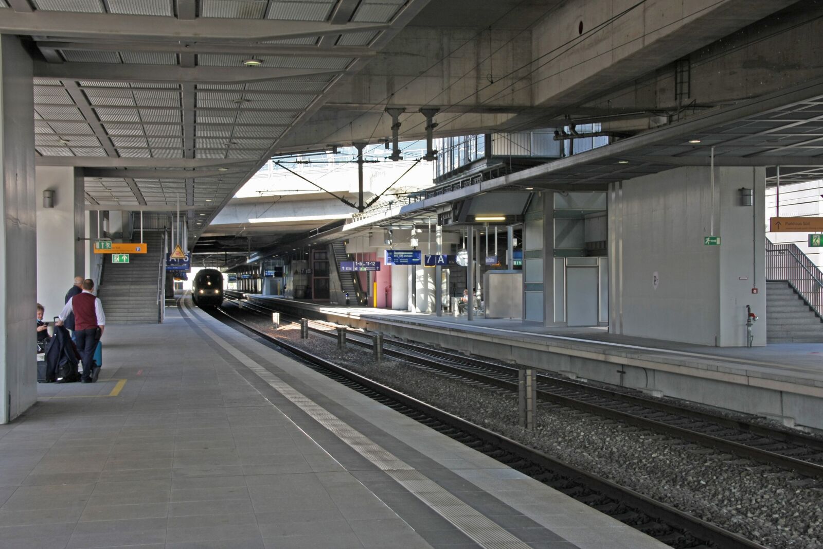Canon EOS 40D sample photo. Railway station, platform, train photography