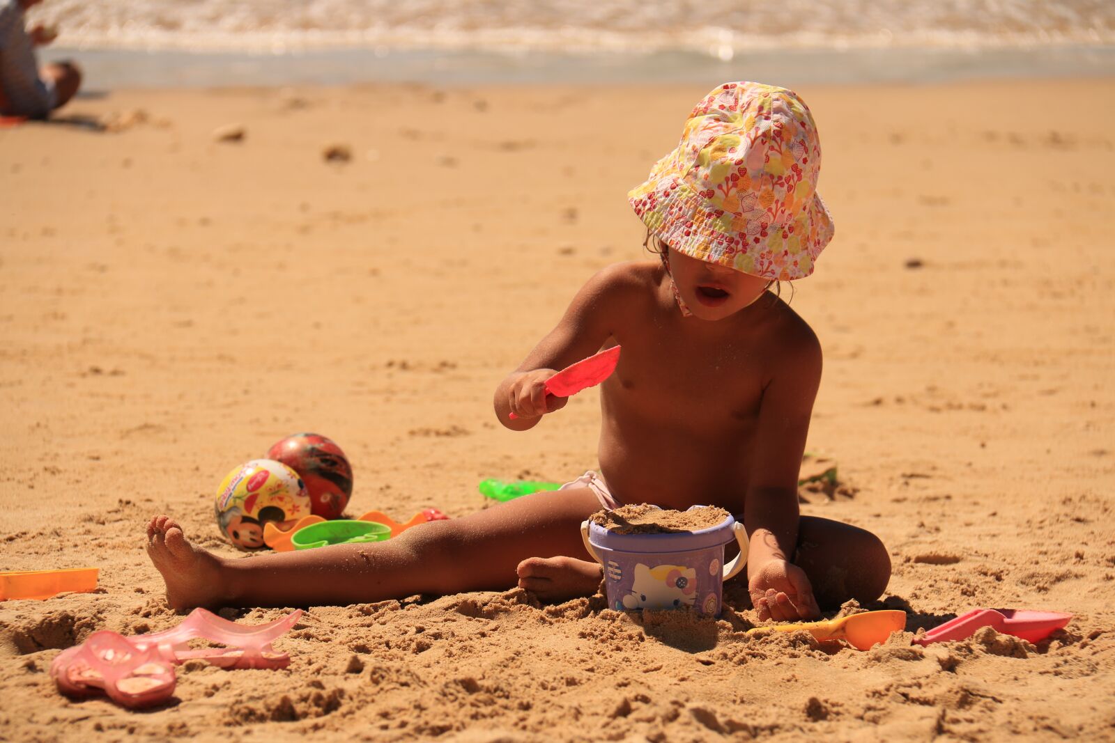 Canon EF-S 18-200mm F3.5-5.6 IS sample photo. Child playing, sand, beach photography