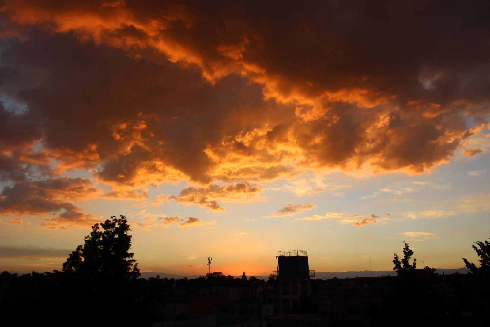 Canon EOS 1300D (EOS Rebel T6 / EOS Kiss X80) sample photo. Sunset, sky, landscape photography