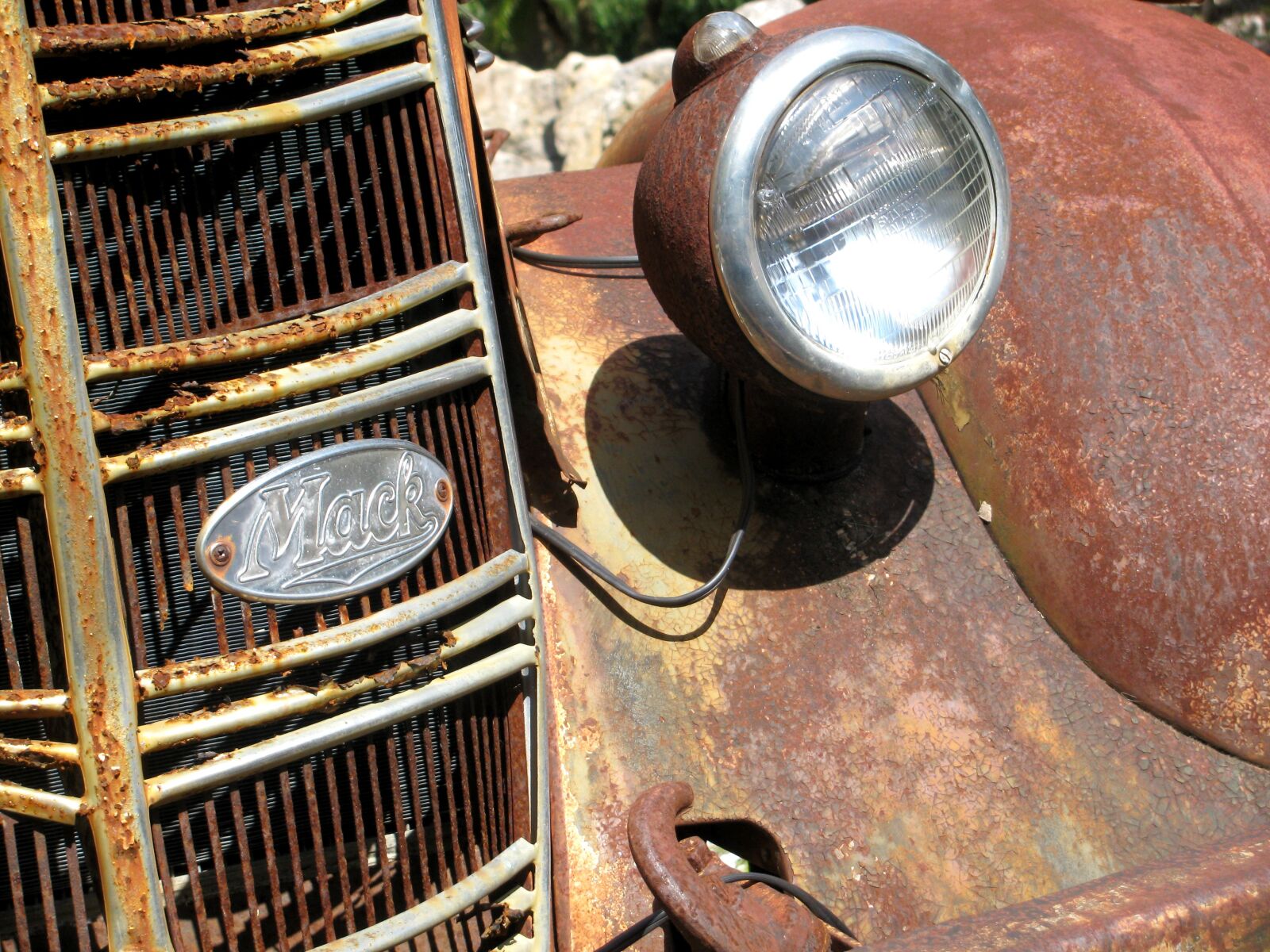 Canon PowerShot SX110 IS sample photo. Rust, vintage car, head photography