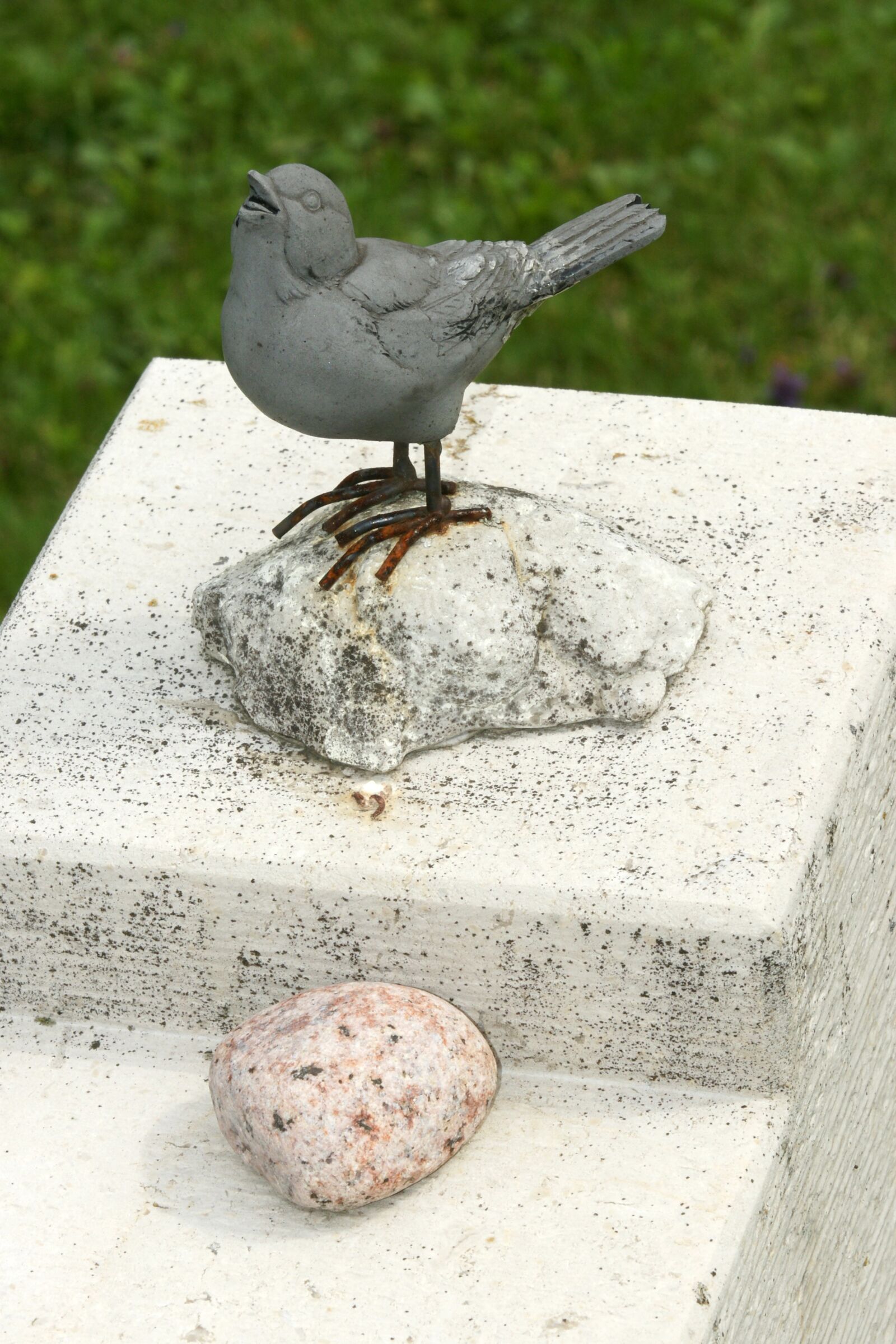 Sony Alpha DSLR-A700 sample photo. Bird, harmony, cemetery photography