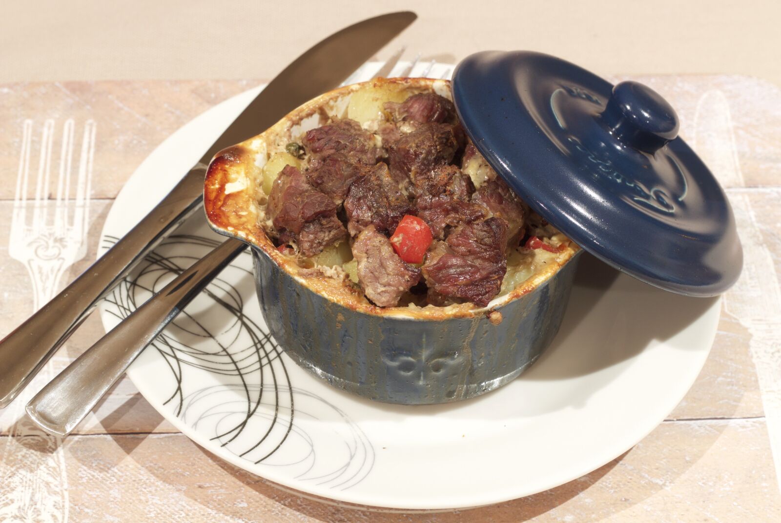 Canon EOS 600D (Rebel EOS T3i / EOS Kiss X5) + Canon EF 50mm F1.8 II sample photo. Beef, pot, meat photography