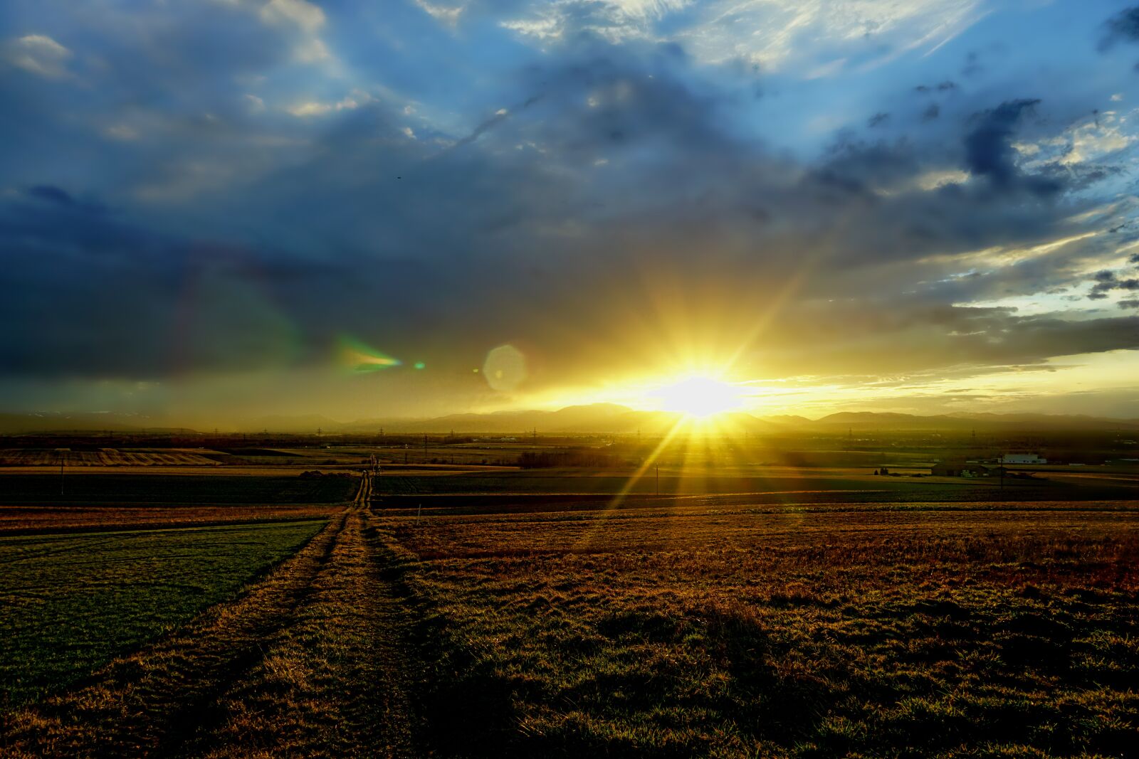 Sony E 18-135mm F3.5-5.6 OSS sample photo. Sunset, landscape, sun photography