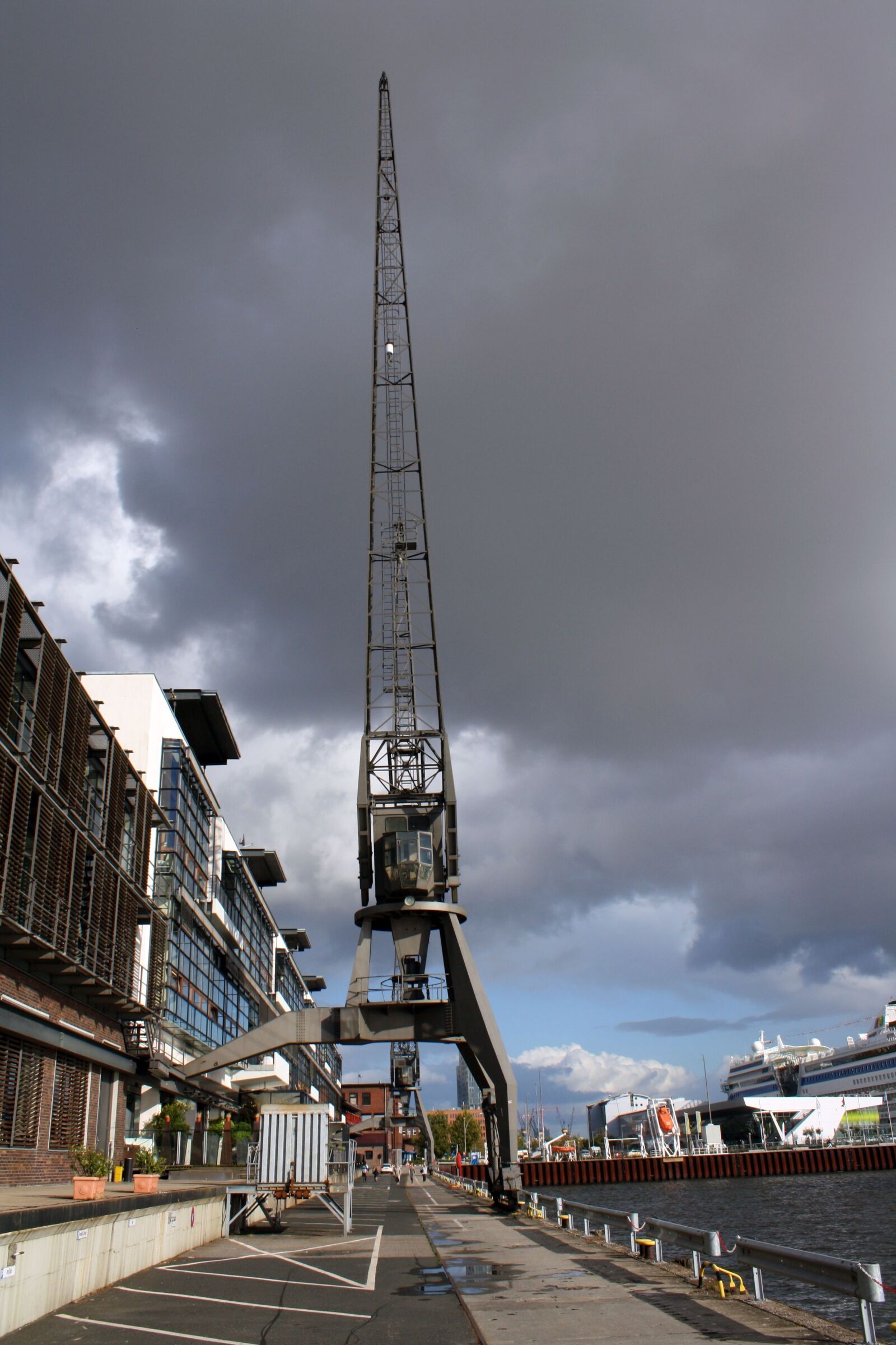 Canon EOS 1000D (EOS Digital Rebel XS / EOS Kiss F) sample photo. Crane, historically, port photography