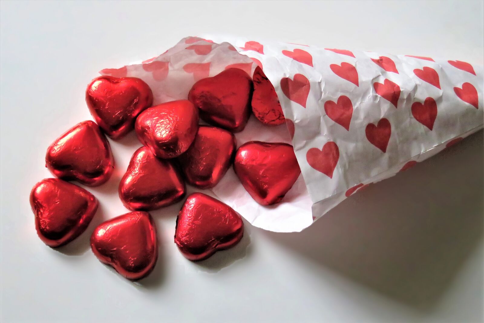 Canon PowerShot SX710 HS sample photo. Red heart, chocolate, paper photography