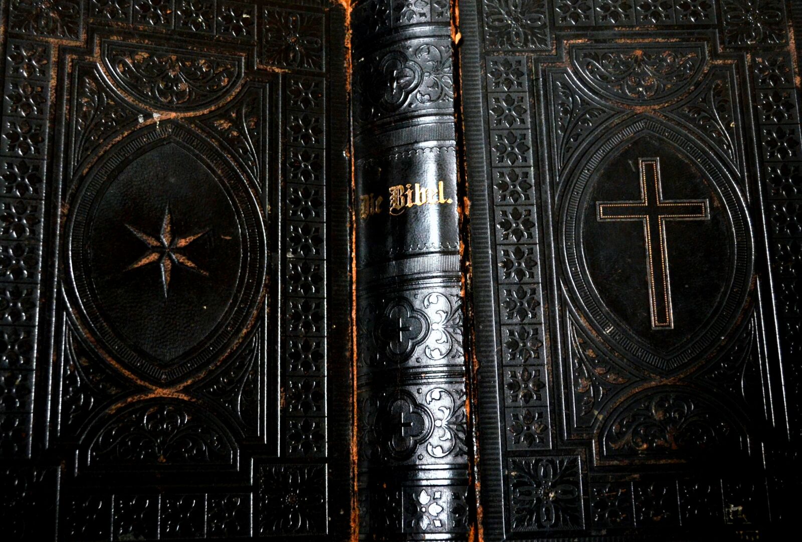 Nikon D5100 sample photo. Bible, book, holy scripture photography
