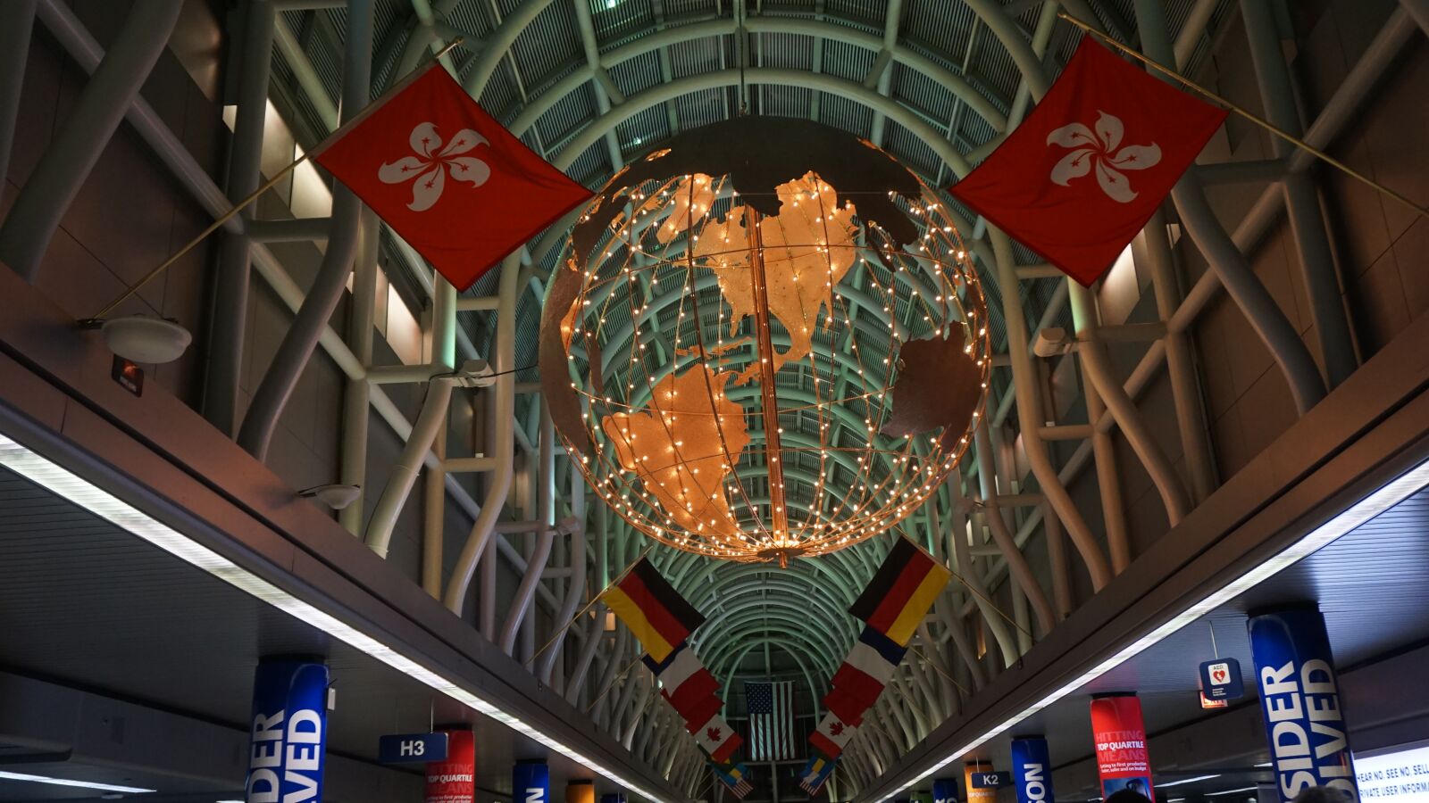 Sony E 16-50mm F3.5-5.6 PZ OSS sample photo. Airport, world, chicago photography